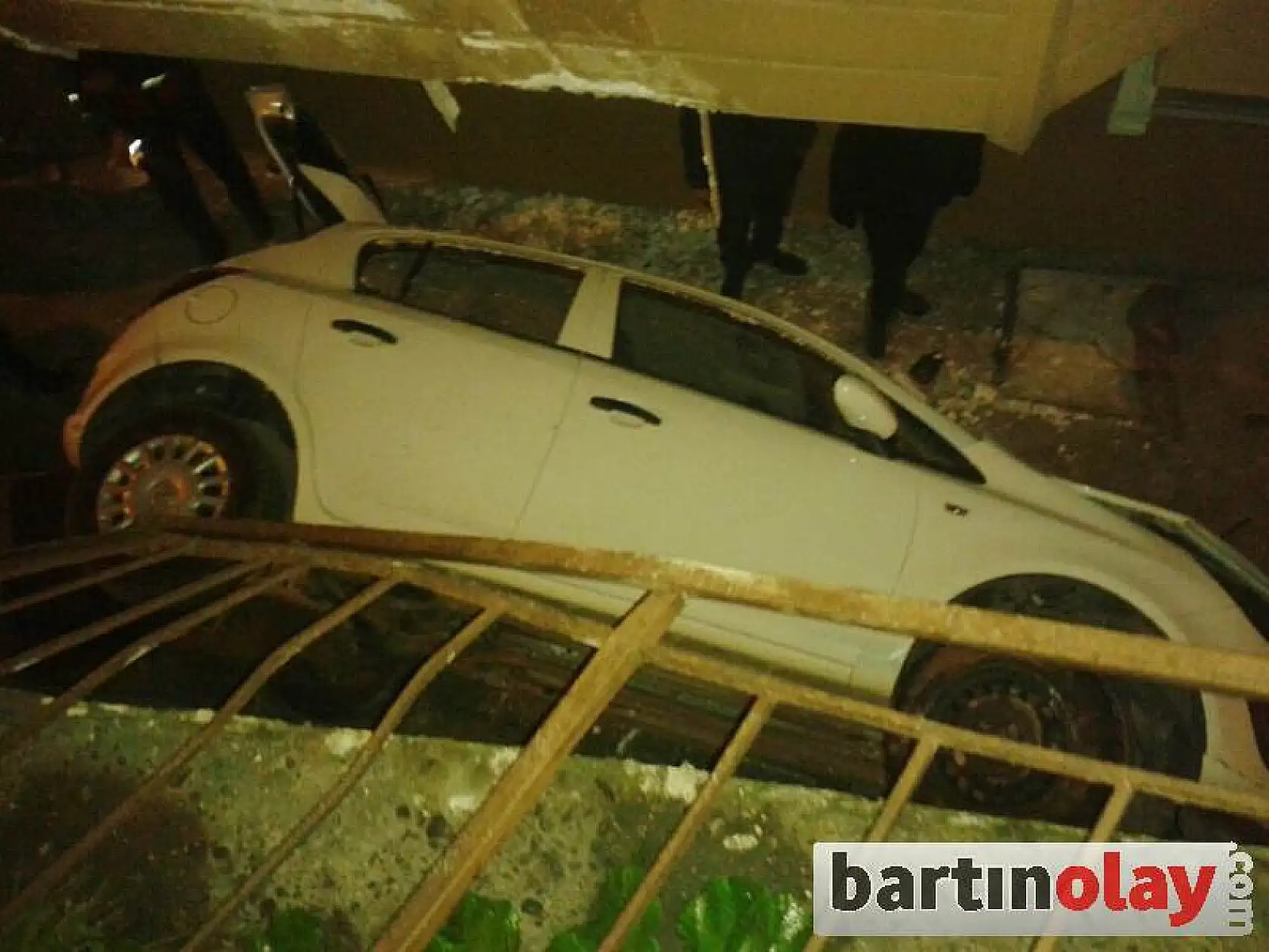 Otomobil Apartman boşluğuna uçtu