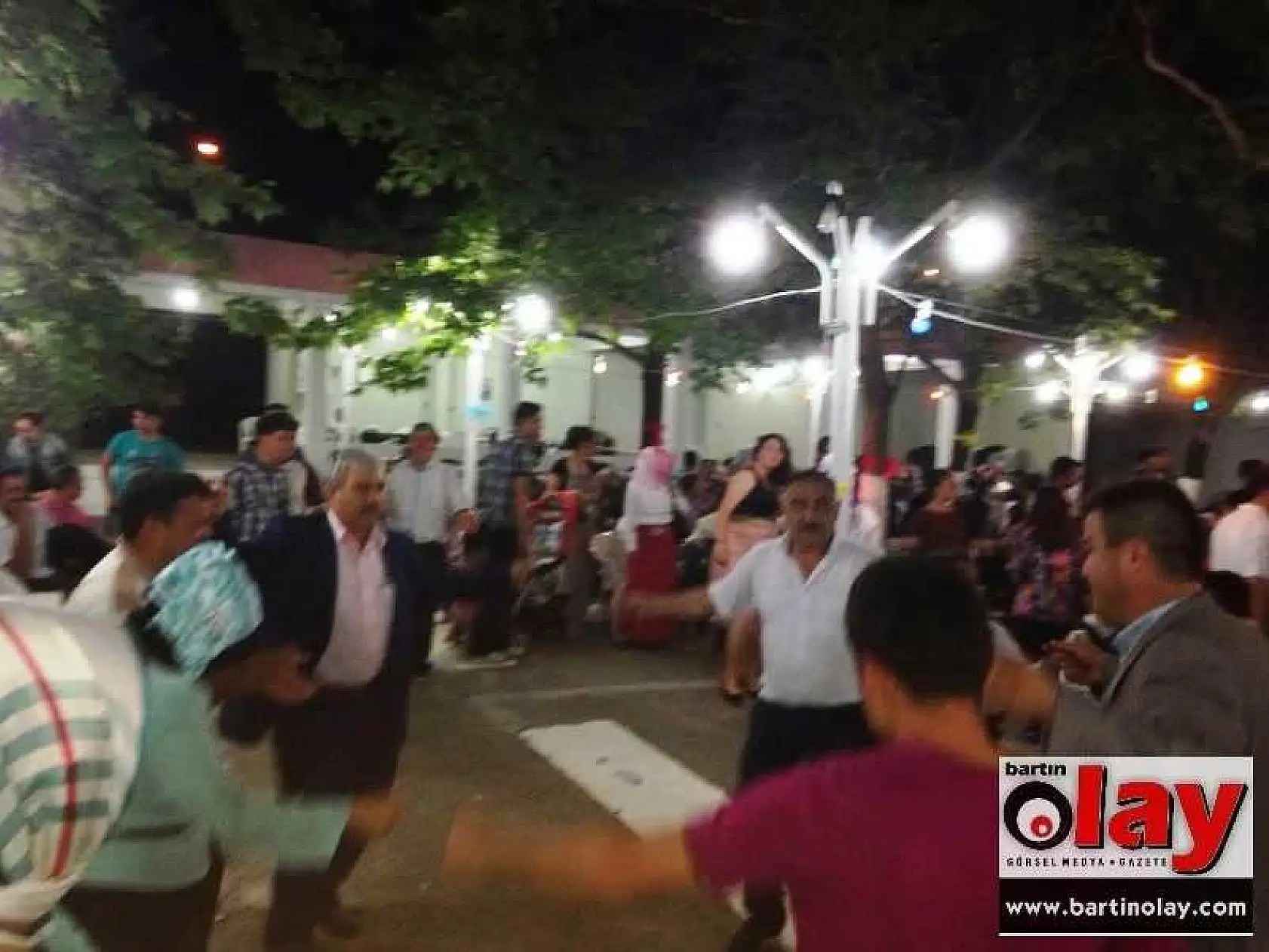 ALAN DAR GELİNCE DAMAT VE BABASI AĞAÇTA OYNADI