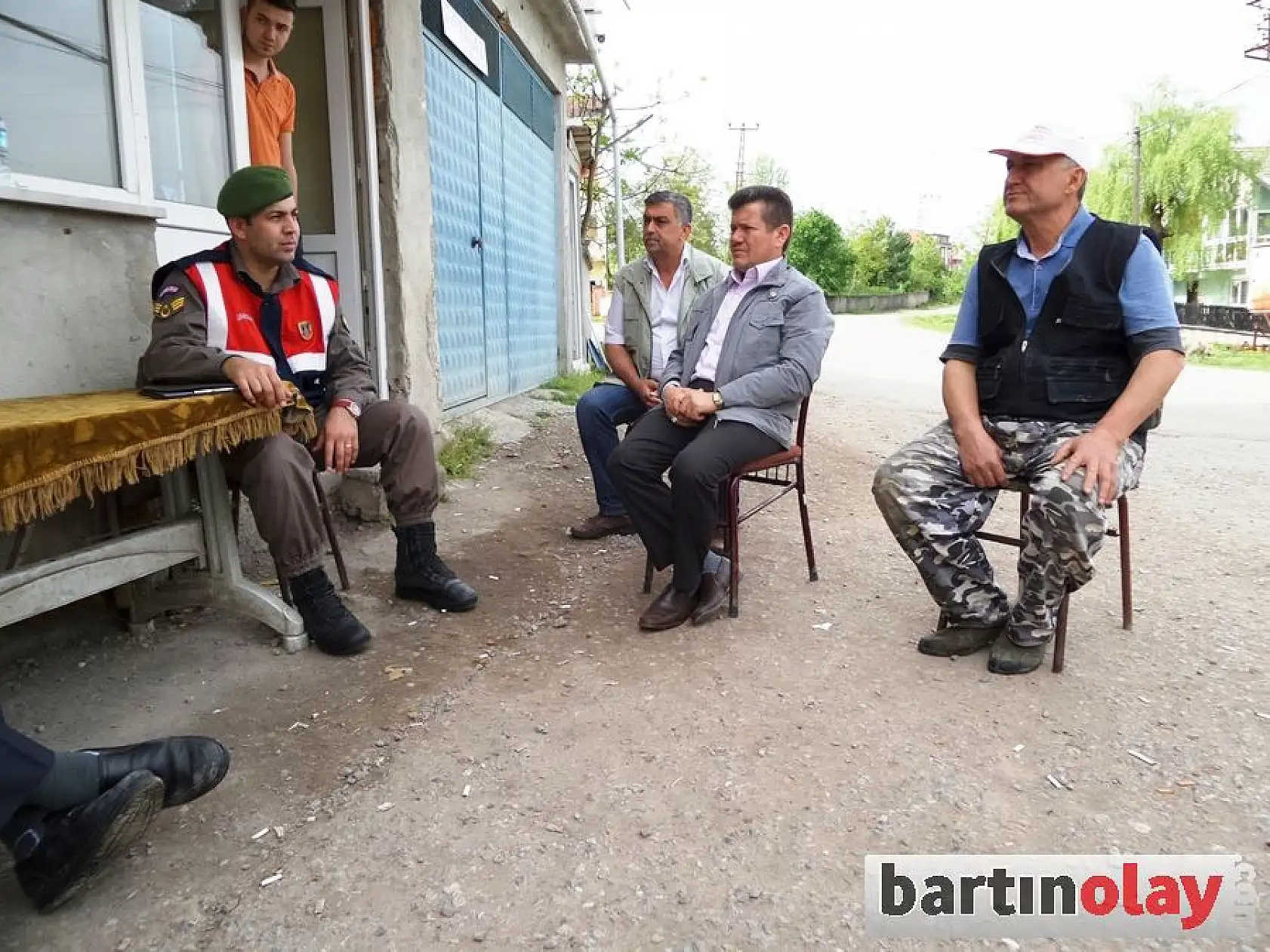 Jandarma köylüleri uyarıyor