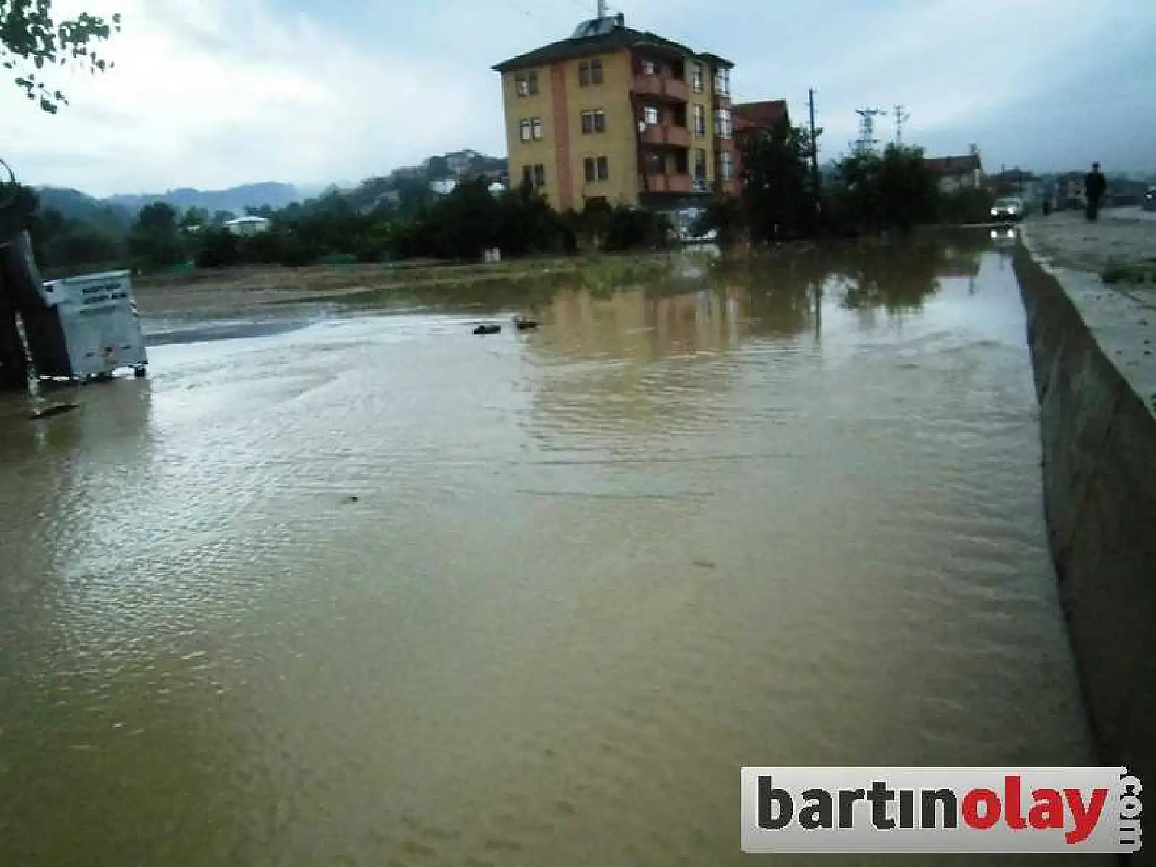 BARTIN'DA EV VE İŞYERLERİ SU ALTINDA KALDI