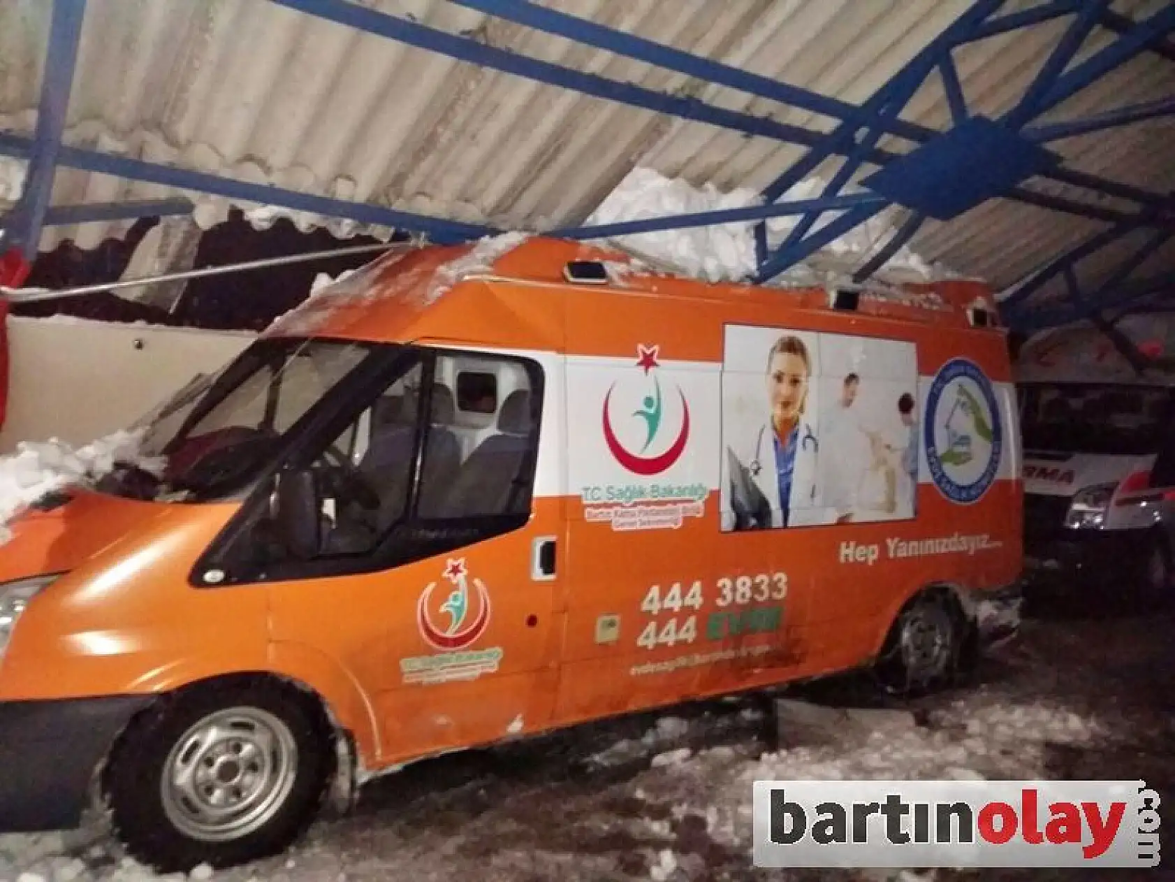 Ambulansların üzerine çatı çöktü
