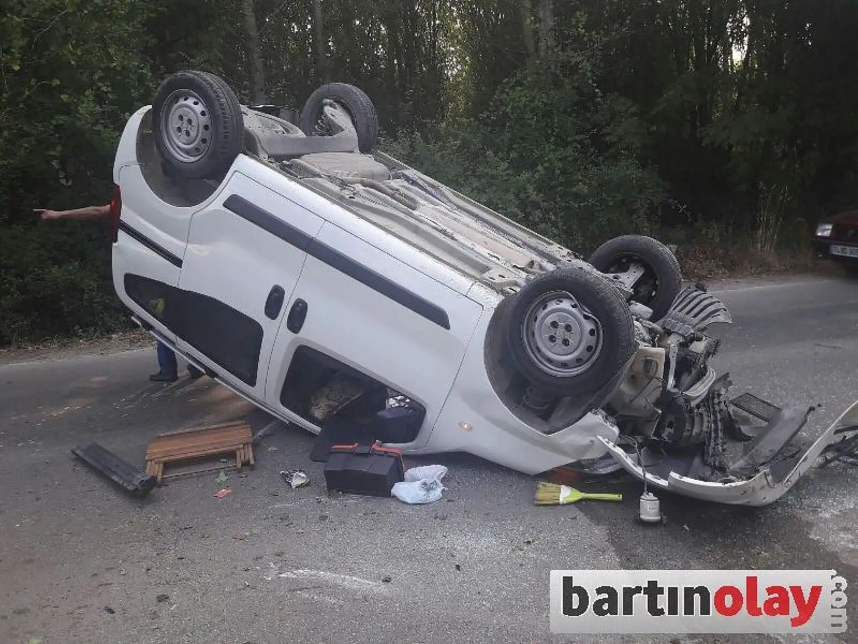 Kontrolden çıkan araç ters döndü