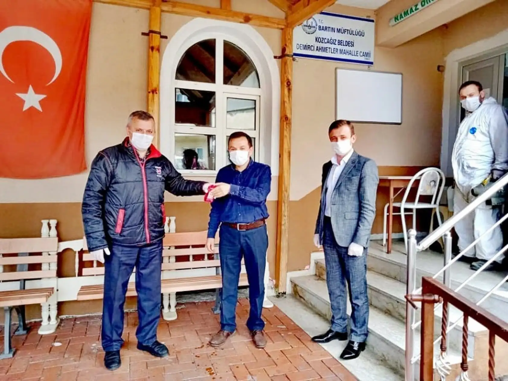 Kozcağız'da camilere gül kokulu dezenfektan