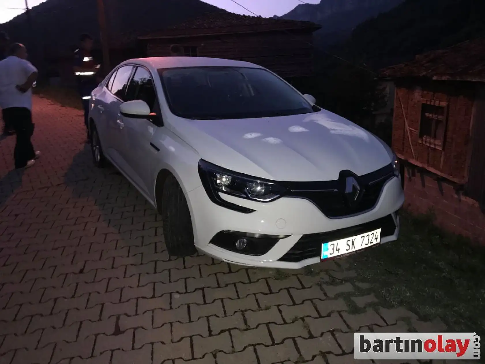 13 aracın lastiklerini kestiler