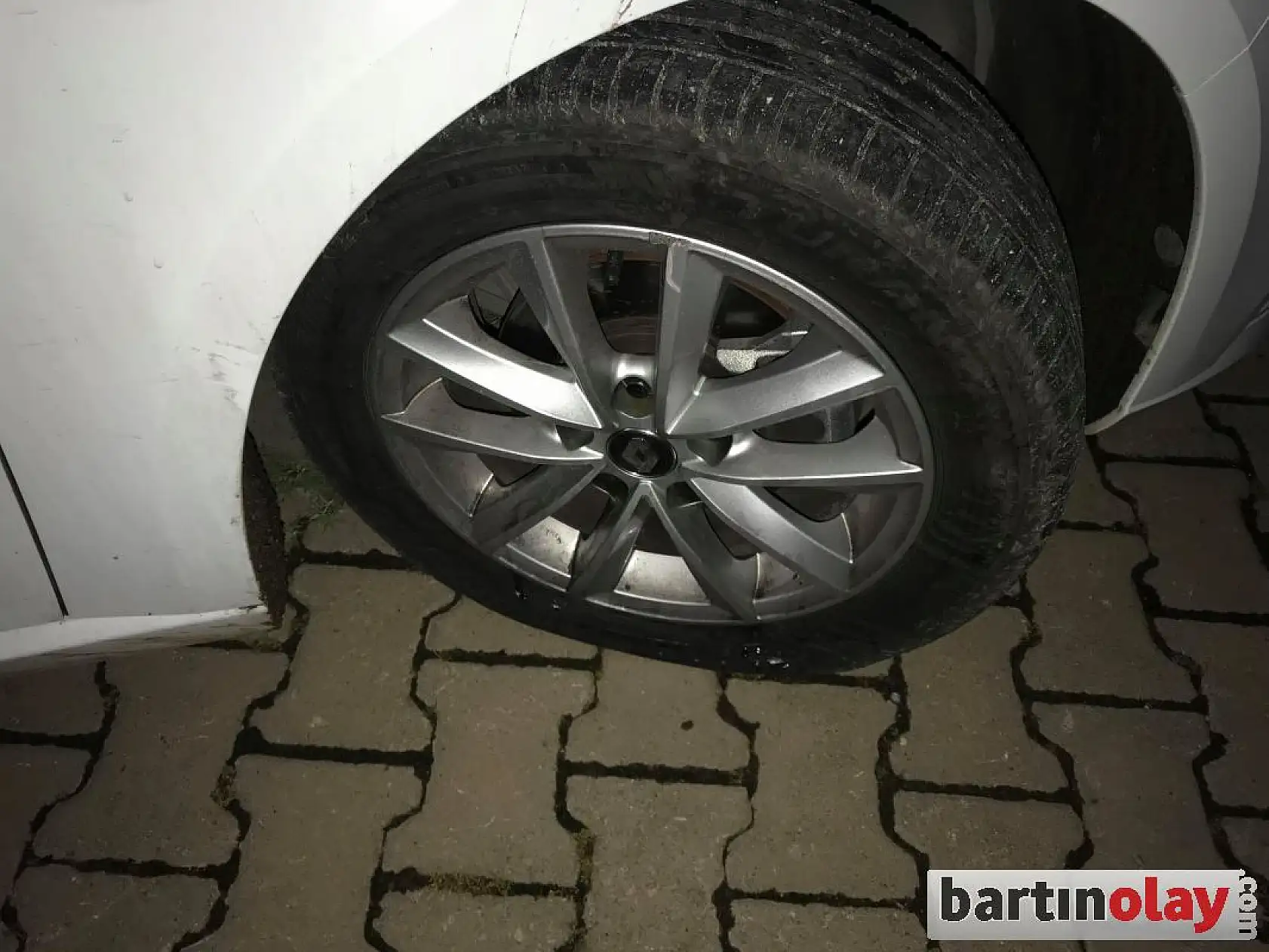 13 aracın lastiklerini kestiler