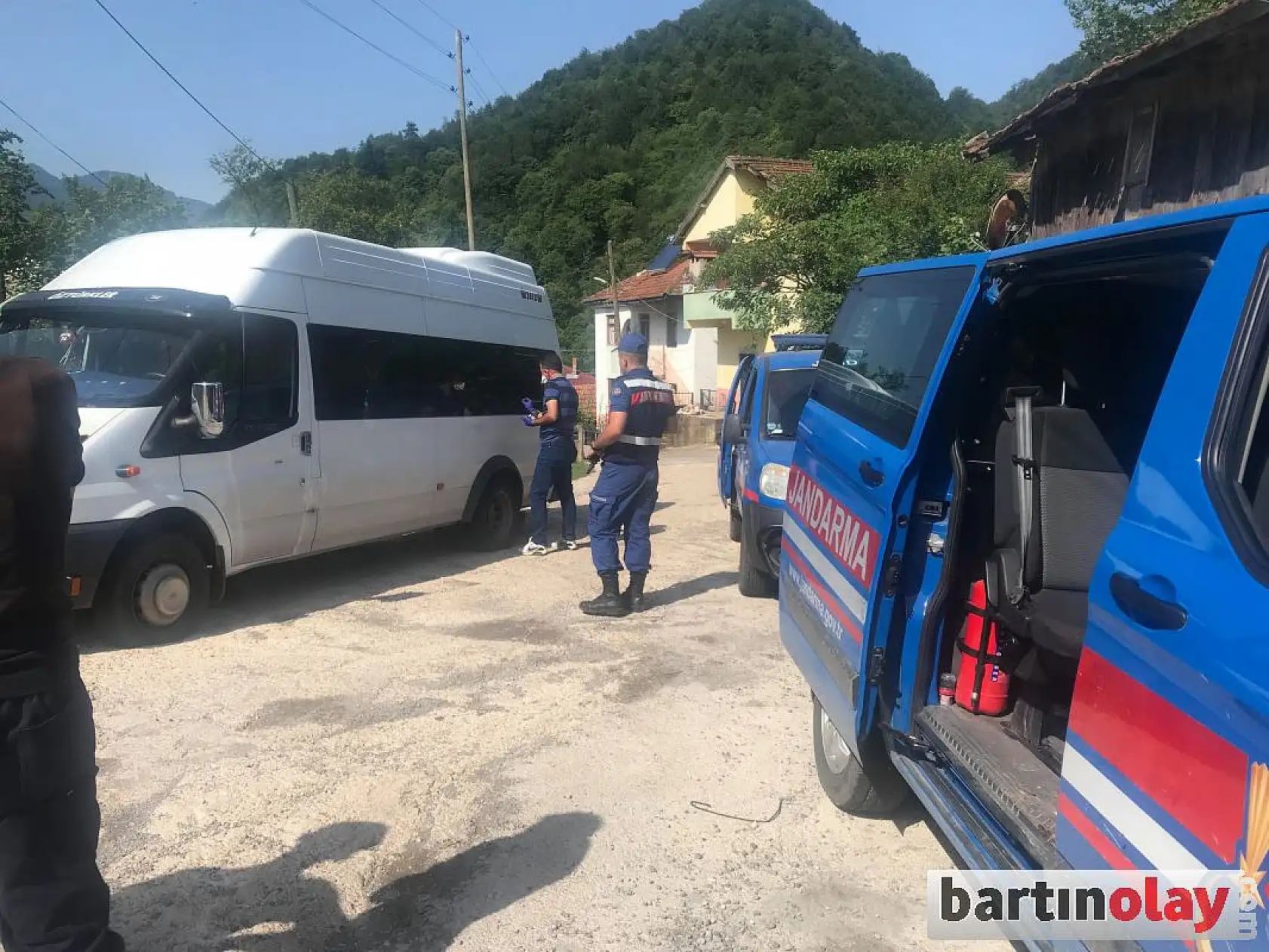 13 aracın lastiklerini kestiler