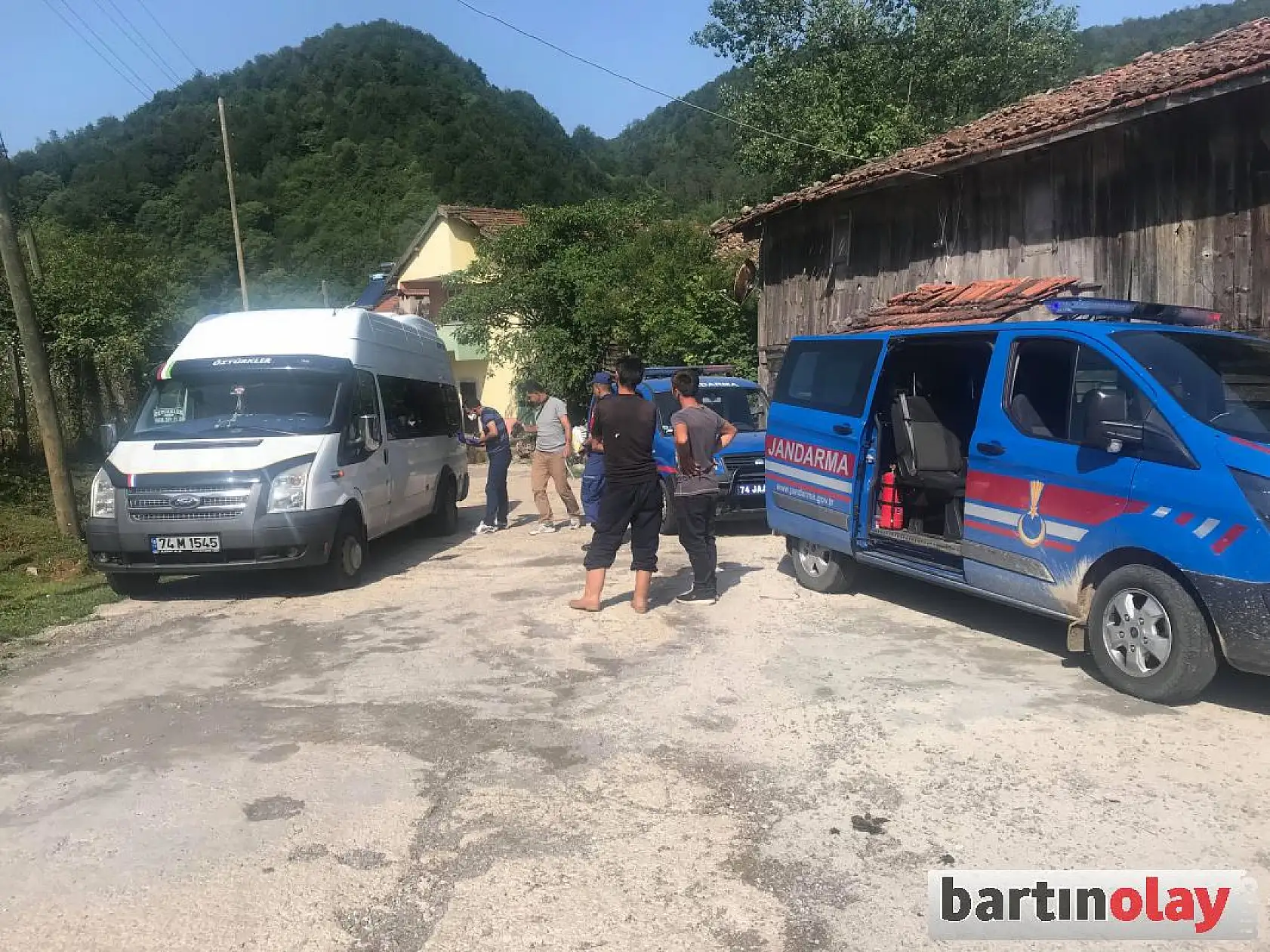 13 aracın lastiklerini kestiler