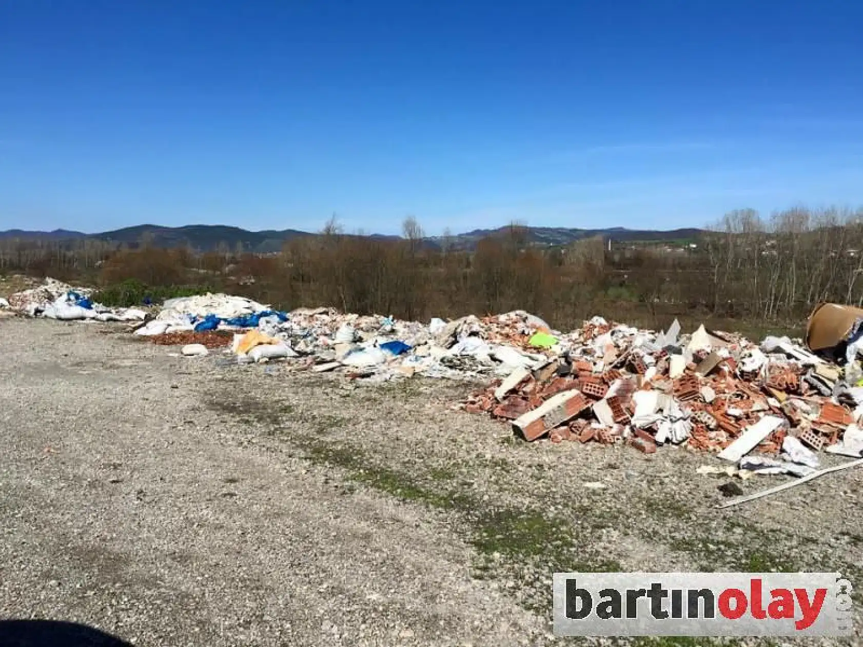 Ana yol kenarı çöplüğe döndü