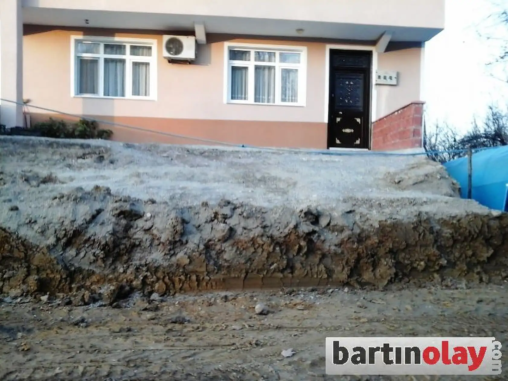 Yol nedeniyle evinin girişi kapandı