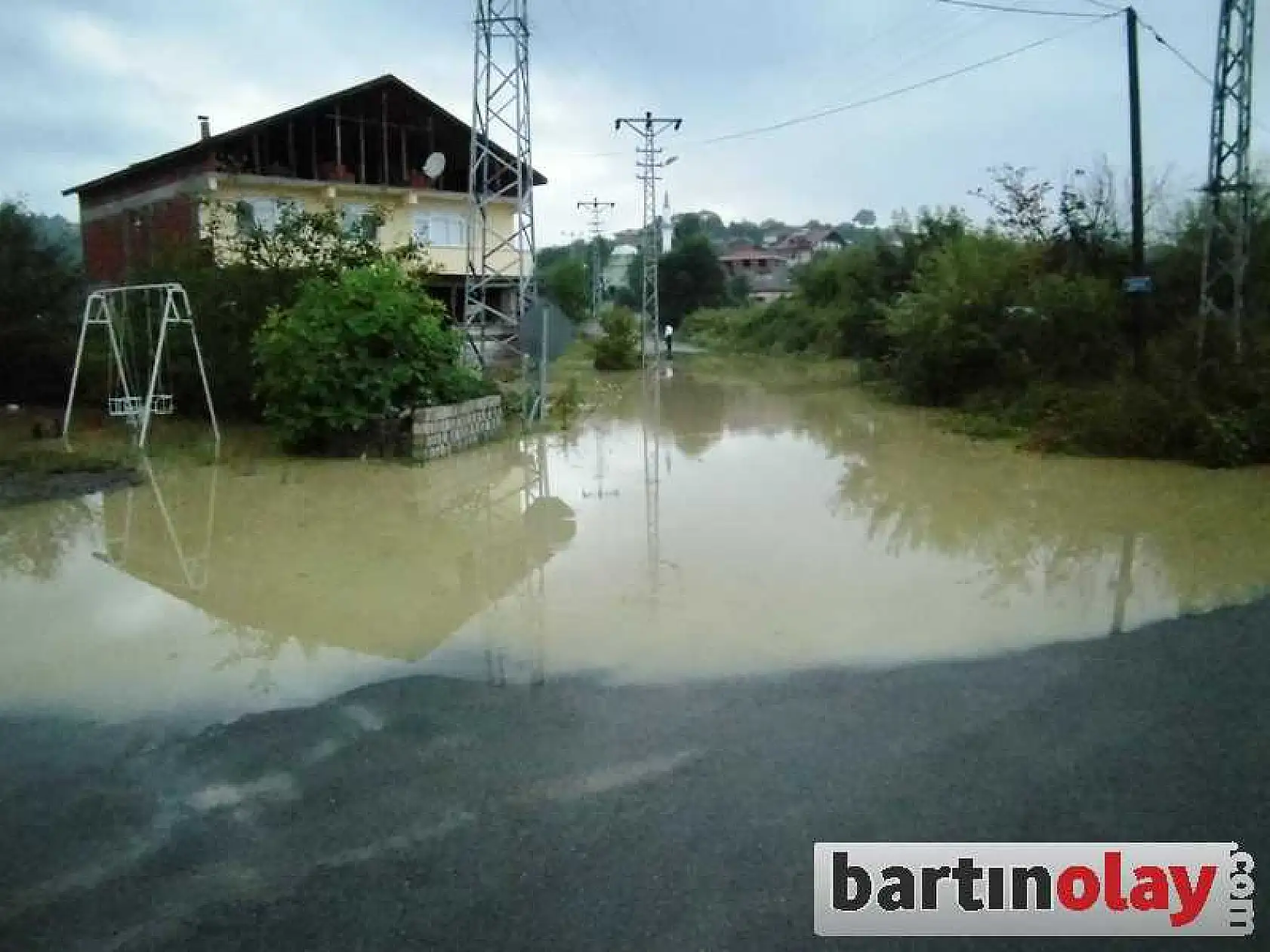 BARTIN'DA EV VE İŞYERLERİ SU ALTINDA KALDI