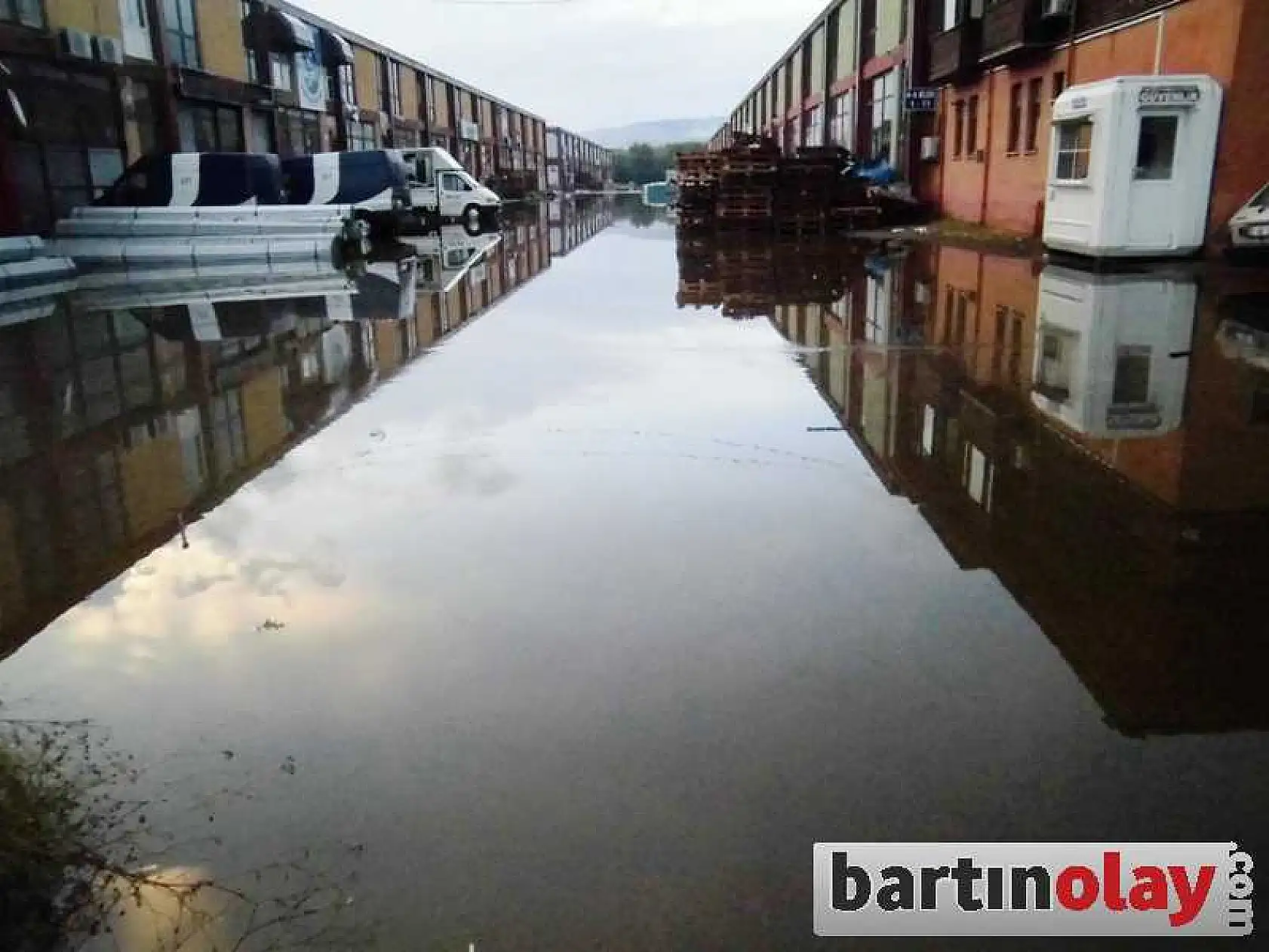 BARTIN'DA EV VE İŞYERLERİ SU ALTINDA KALDI