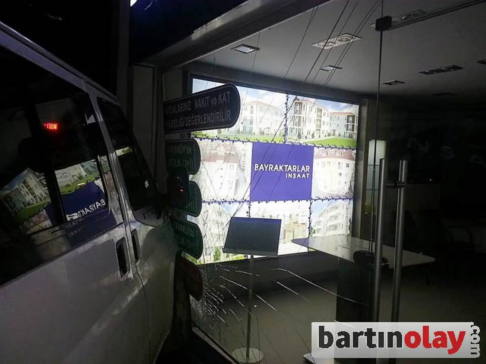 Minibüs iş yerine çarptı