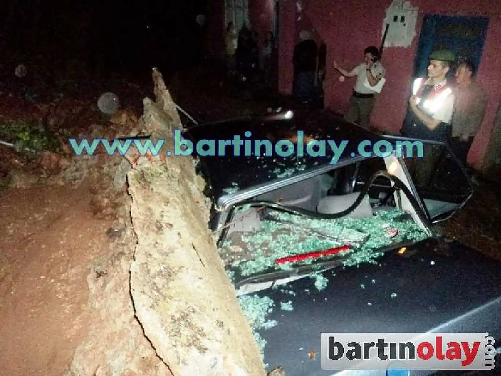 GÖÇEN DUVAR İLE ARAÇ ARASINDA EZİLDİ