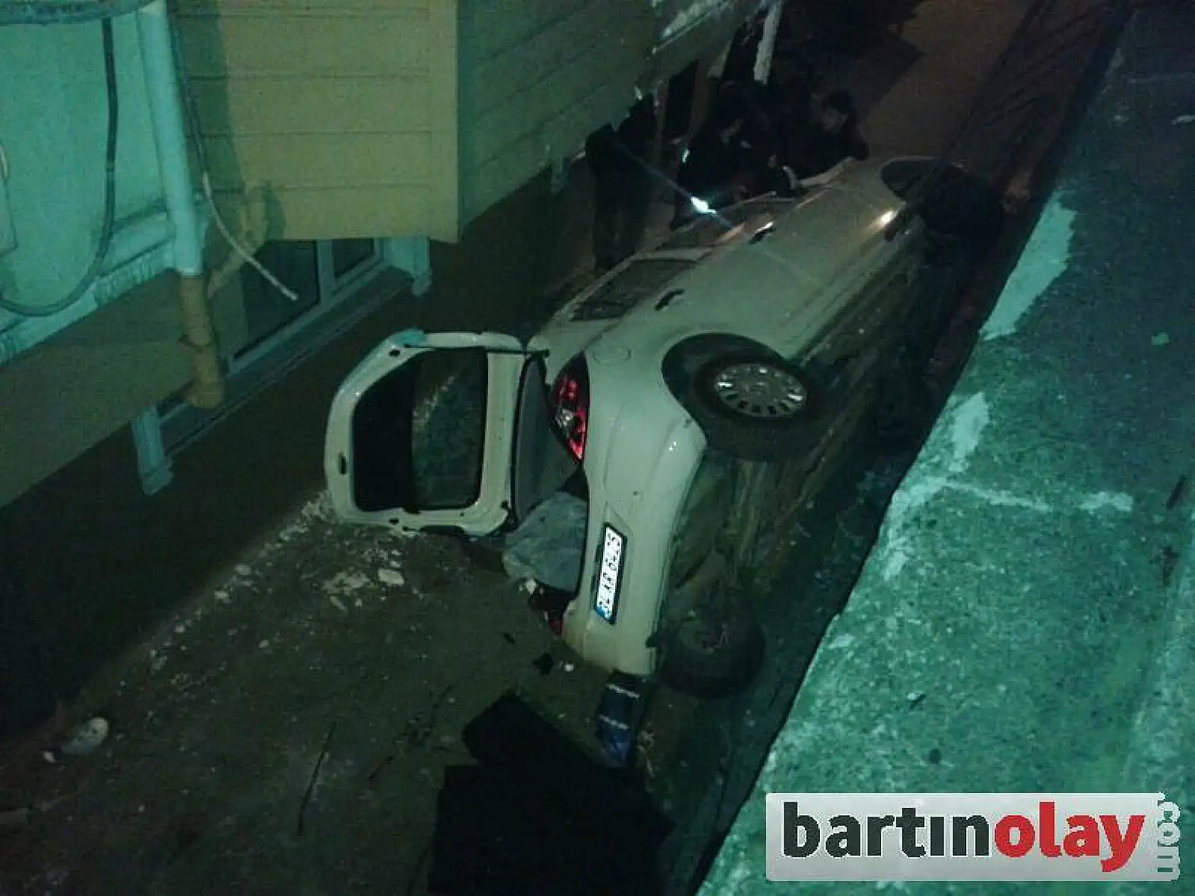 Otomobil Apartman boşluğuna uçtu