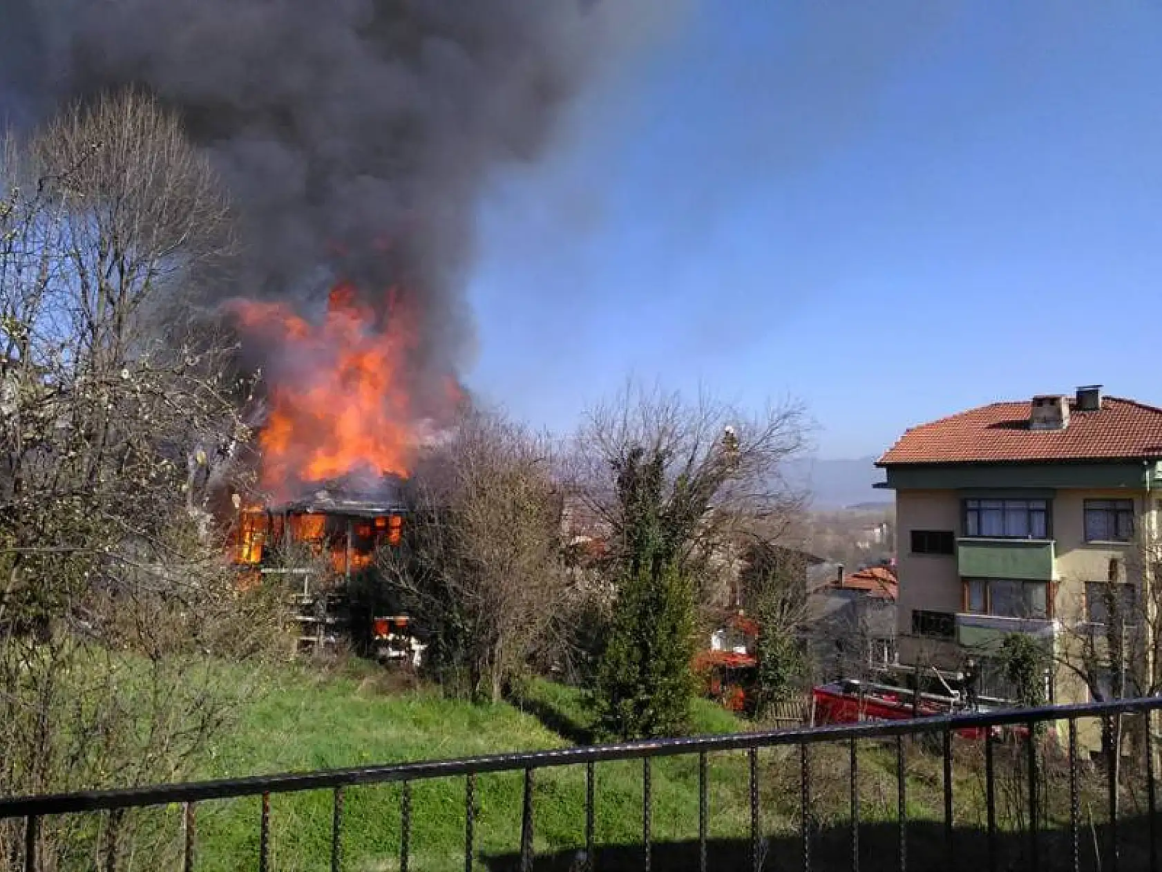2 katlı ev alev alev yandı