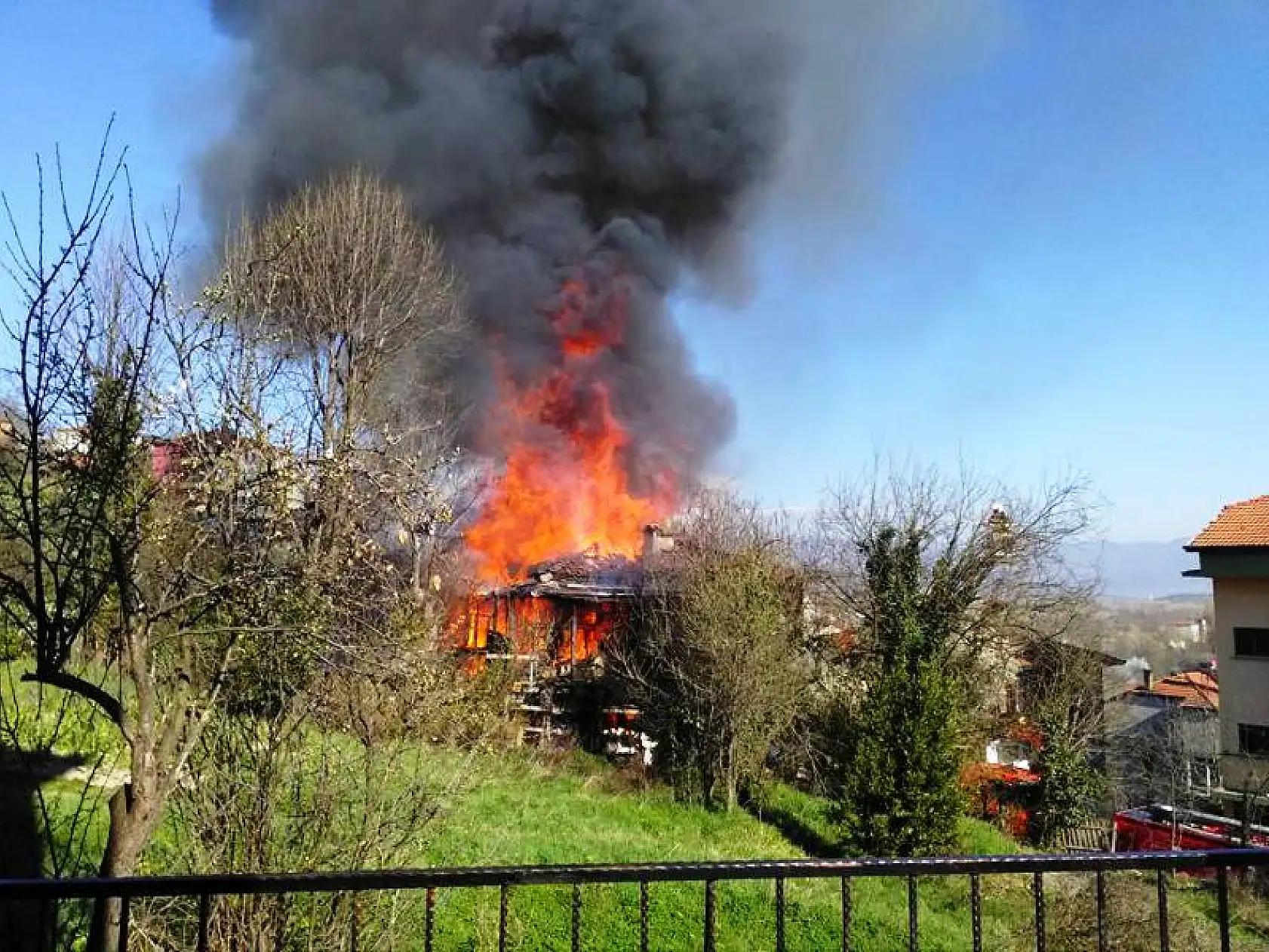 2 katlı ev alev alev yandı