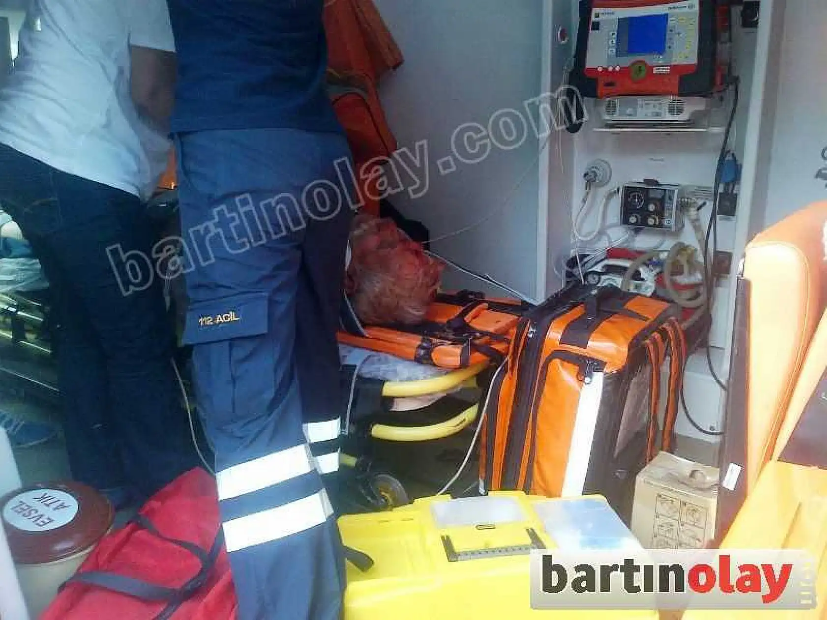 OTOMOBİL SU KANALINA UÇTU: 2 YARALI