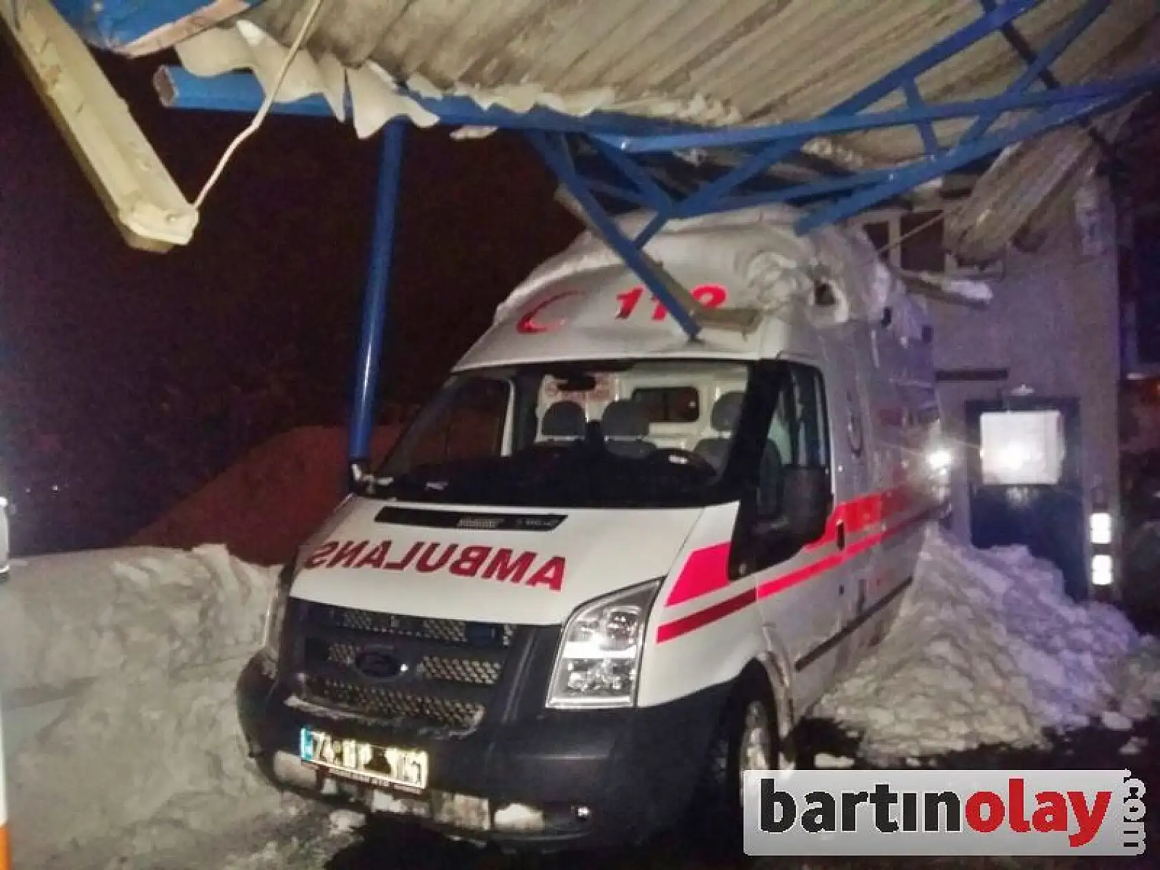 Ambulansların üzerine çatı çöktü
