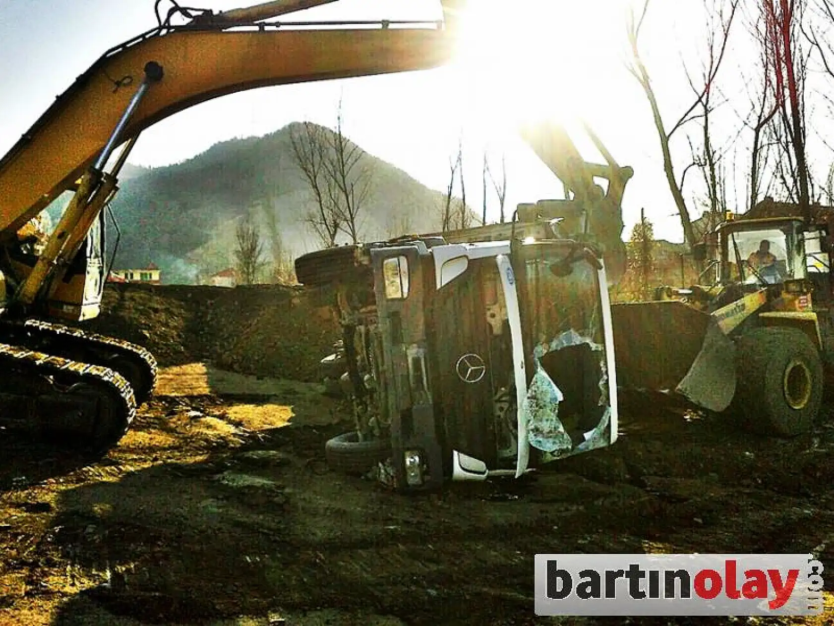 Hafriyat kamyonu devrildi