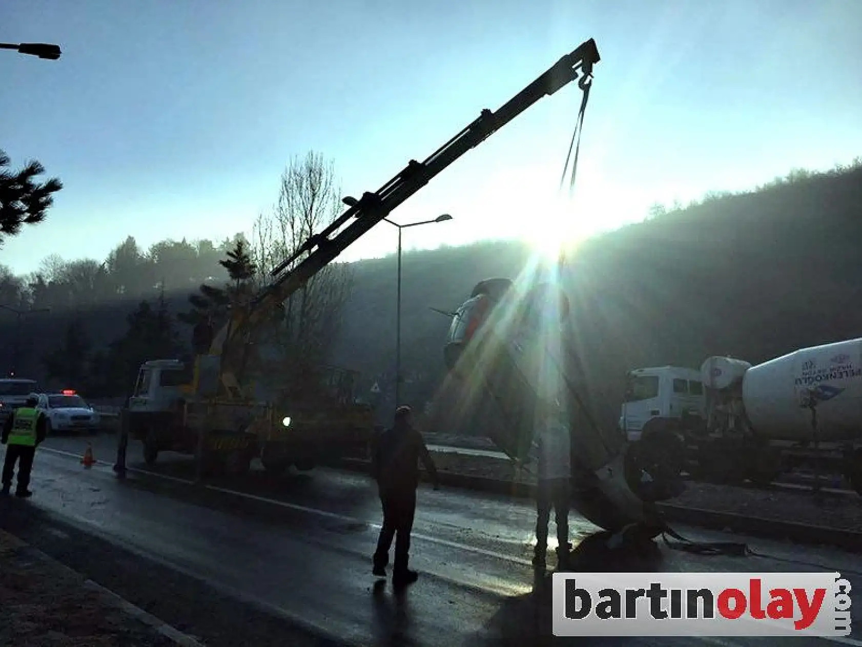 Otomobil buz tutan yolda takla attı