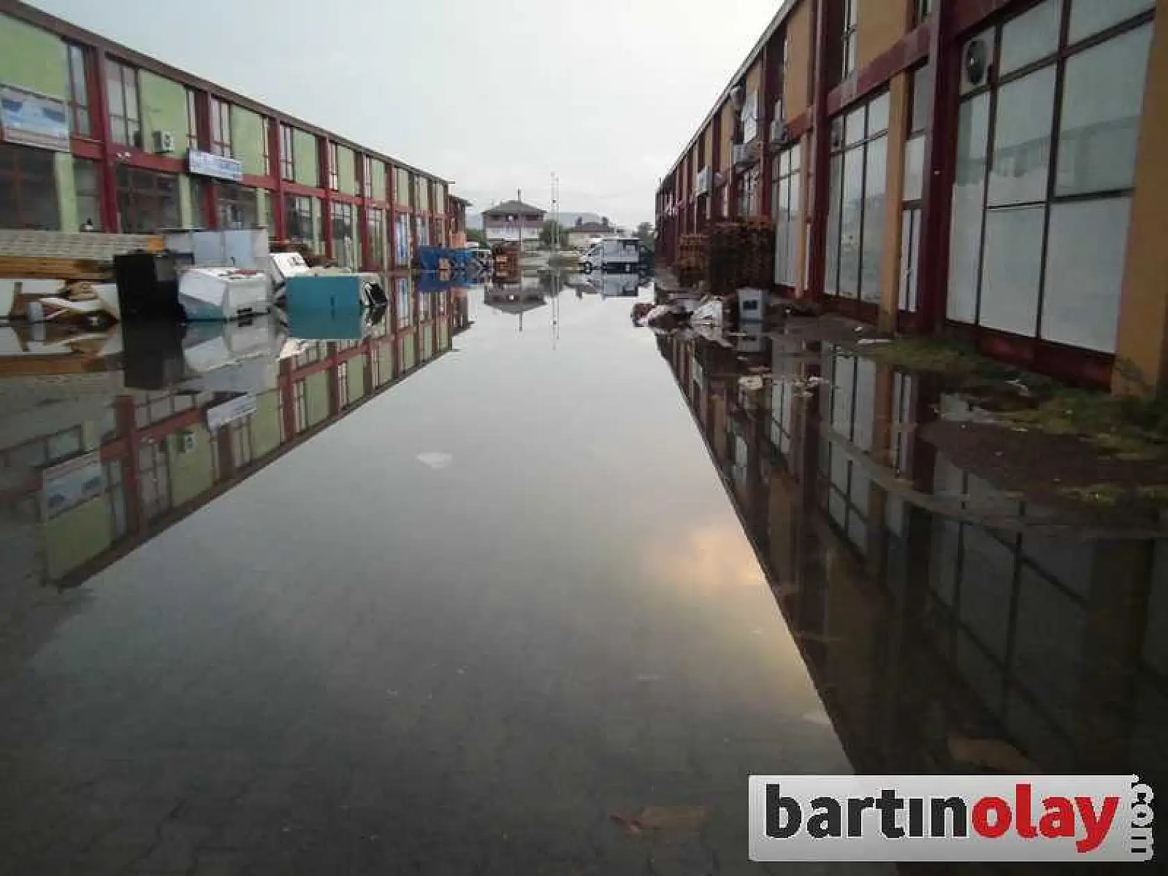 BARTIN'DA EV VE İŞYERLERİ SU ALTINDA KALDI