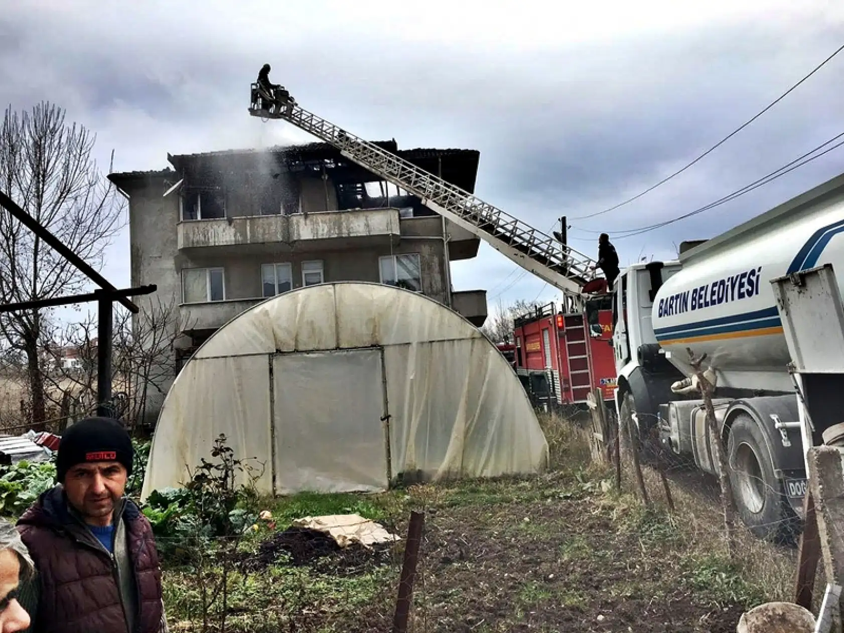 3 Katlı evin çatısında yangın çıktı