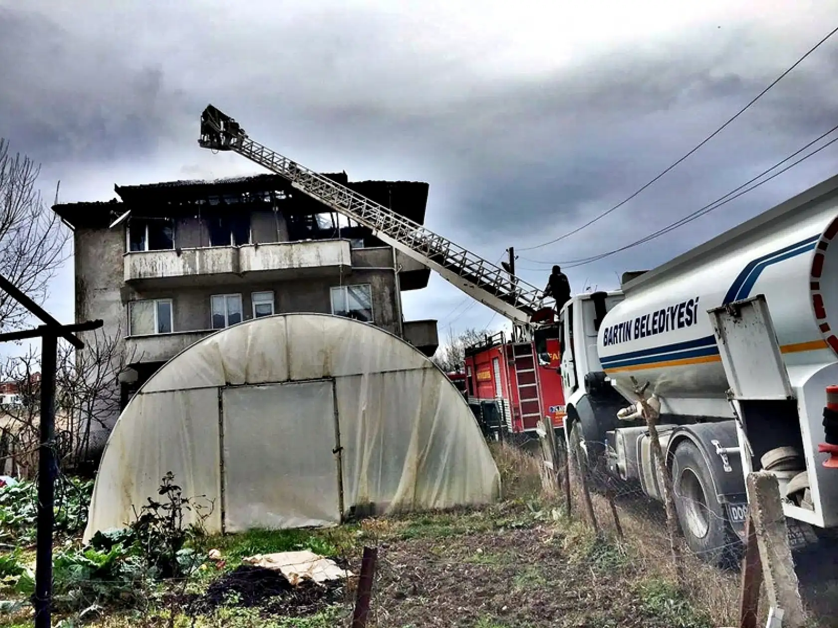 3 Katlı evin çatısında yangın çıktı