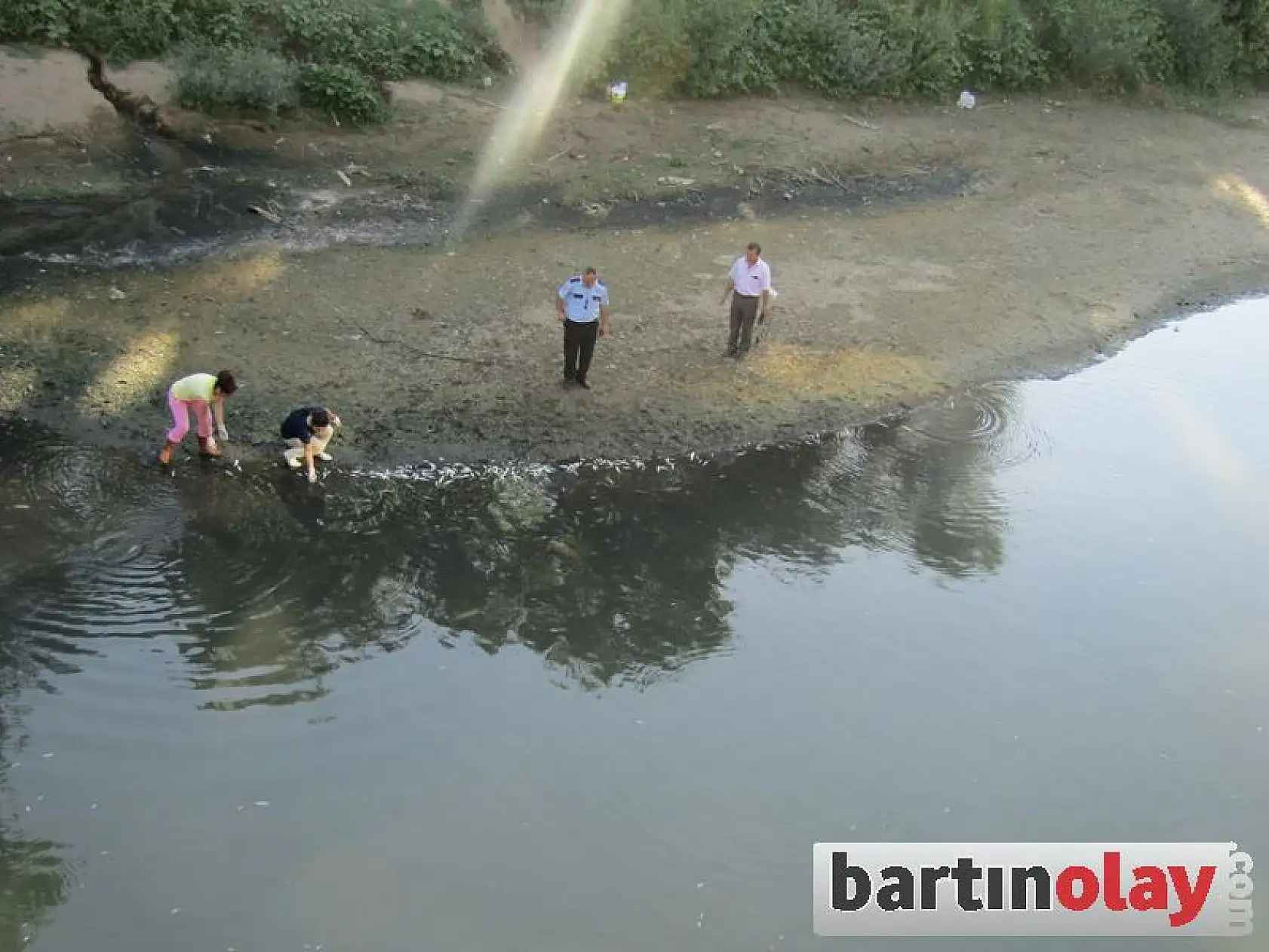 Irmağında balıklar can çekişiyor