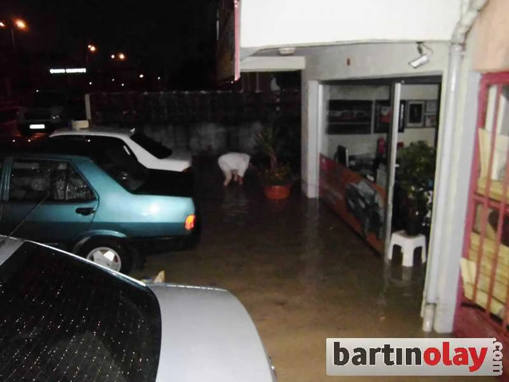 BARTIN'DA EV VE İŞYERLERİ SU ALTINDA KALDI