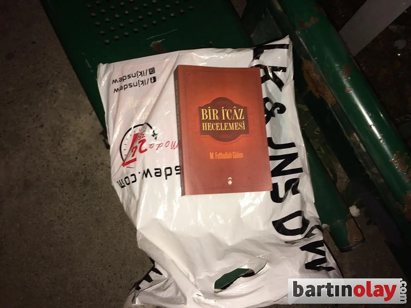 FETÖ'nün kitapları çöpe bırakıldı