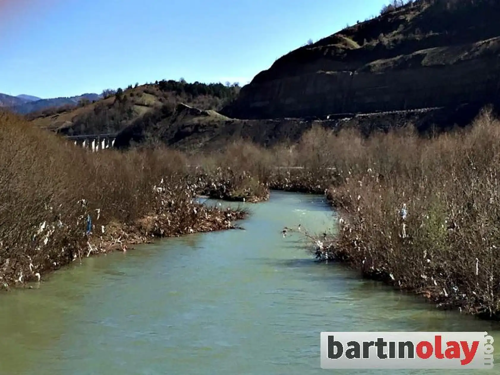 Ana yol kenarı çöplüğe döndü