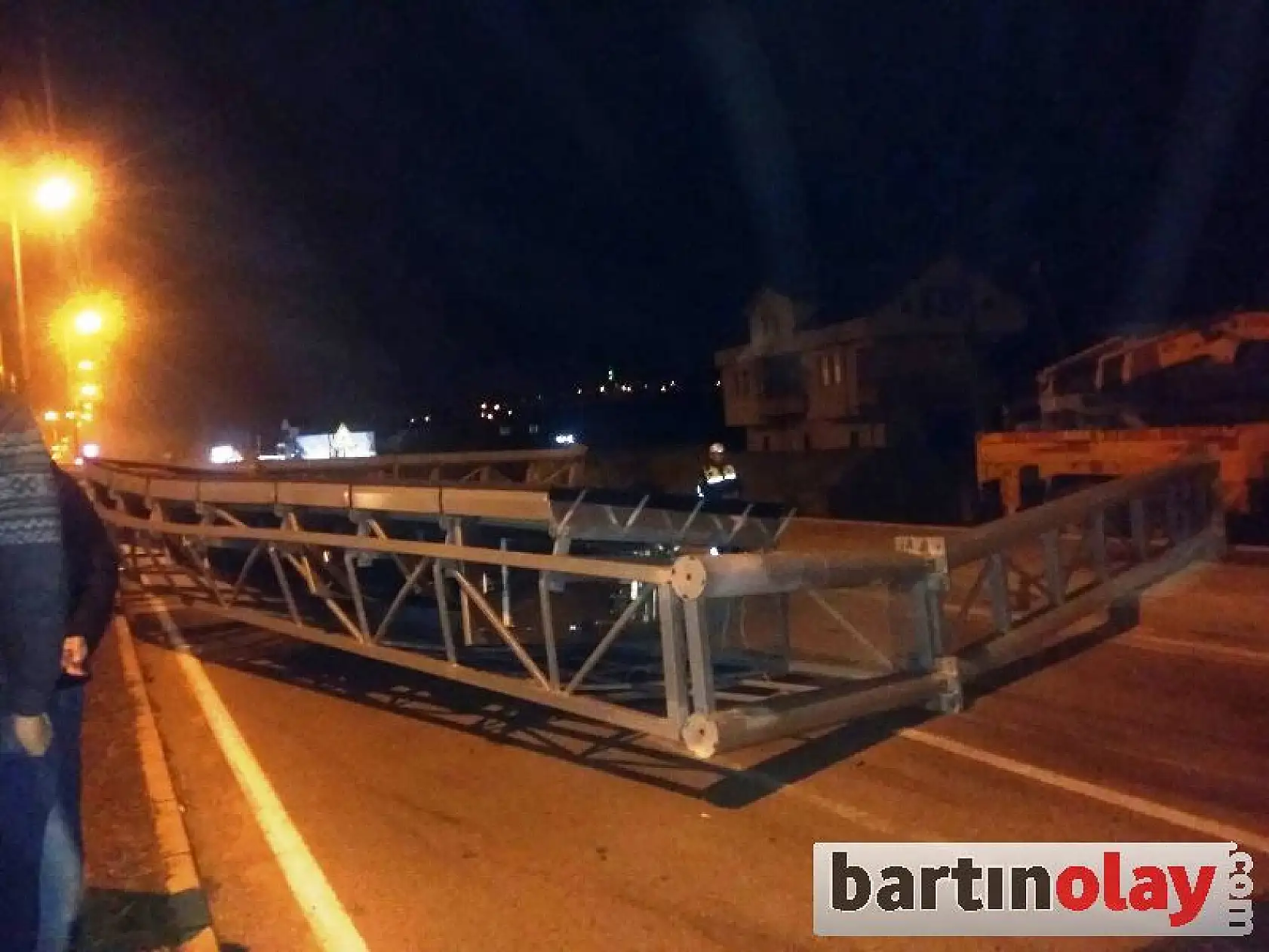 Açılan Kamyon damperi tabelayı devirdi