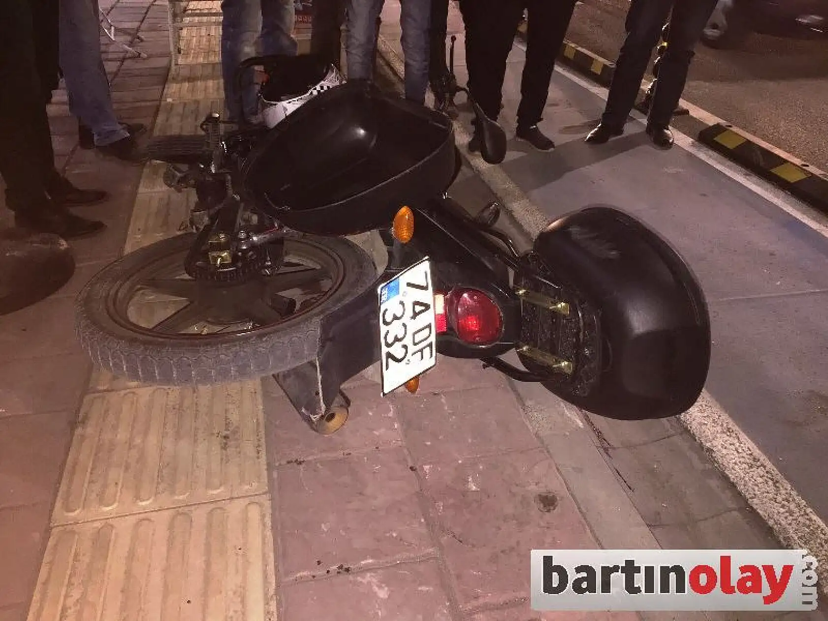 Otomobil ile motosiklet çarpıştı: 2 yaralı