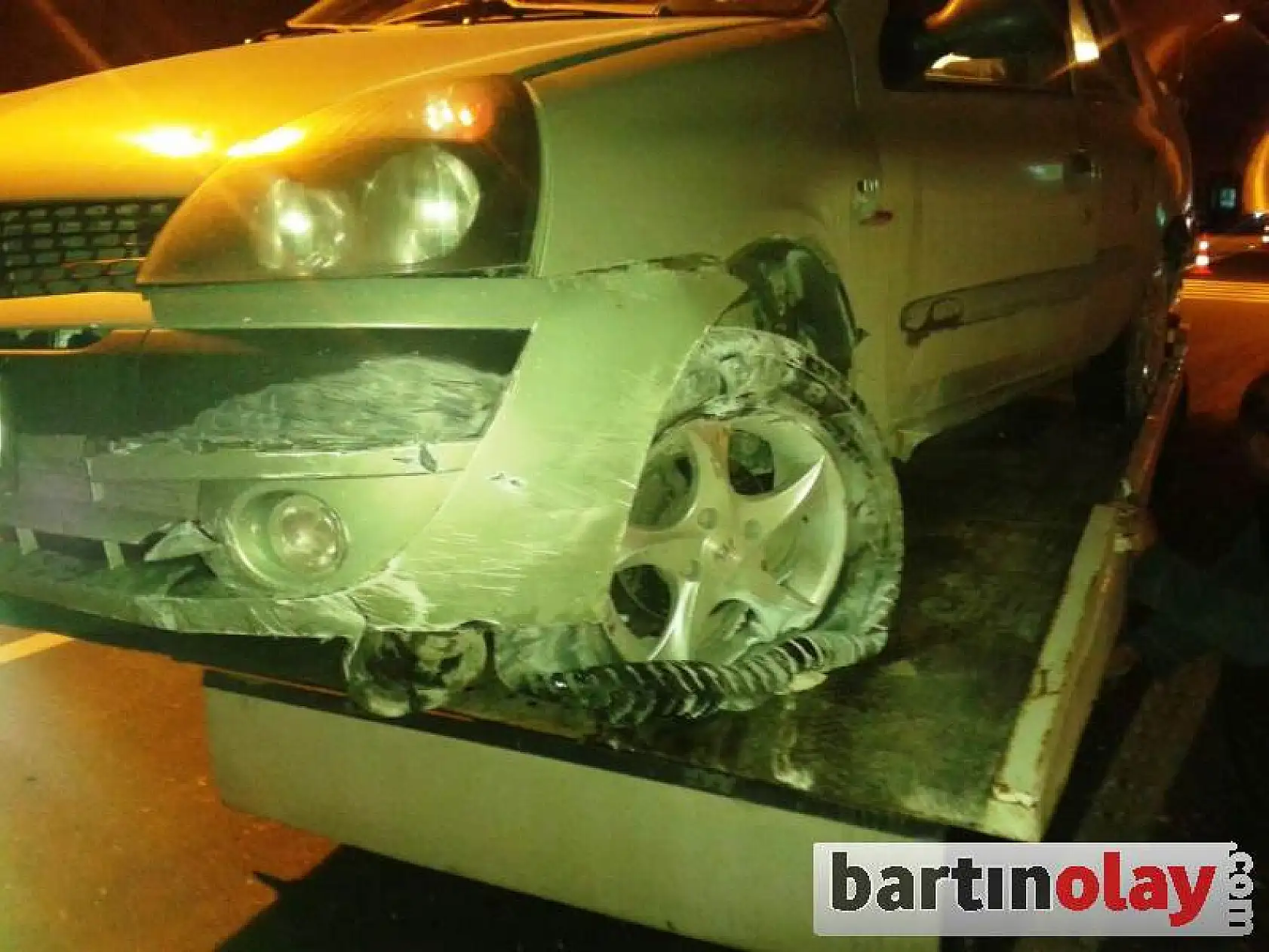 Otomobil Tünel içinde duvara çarptı