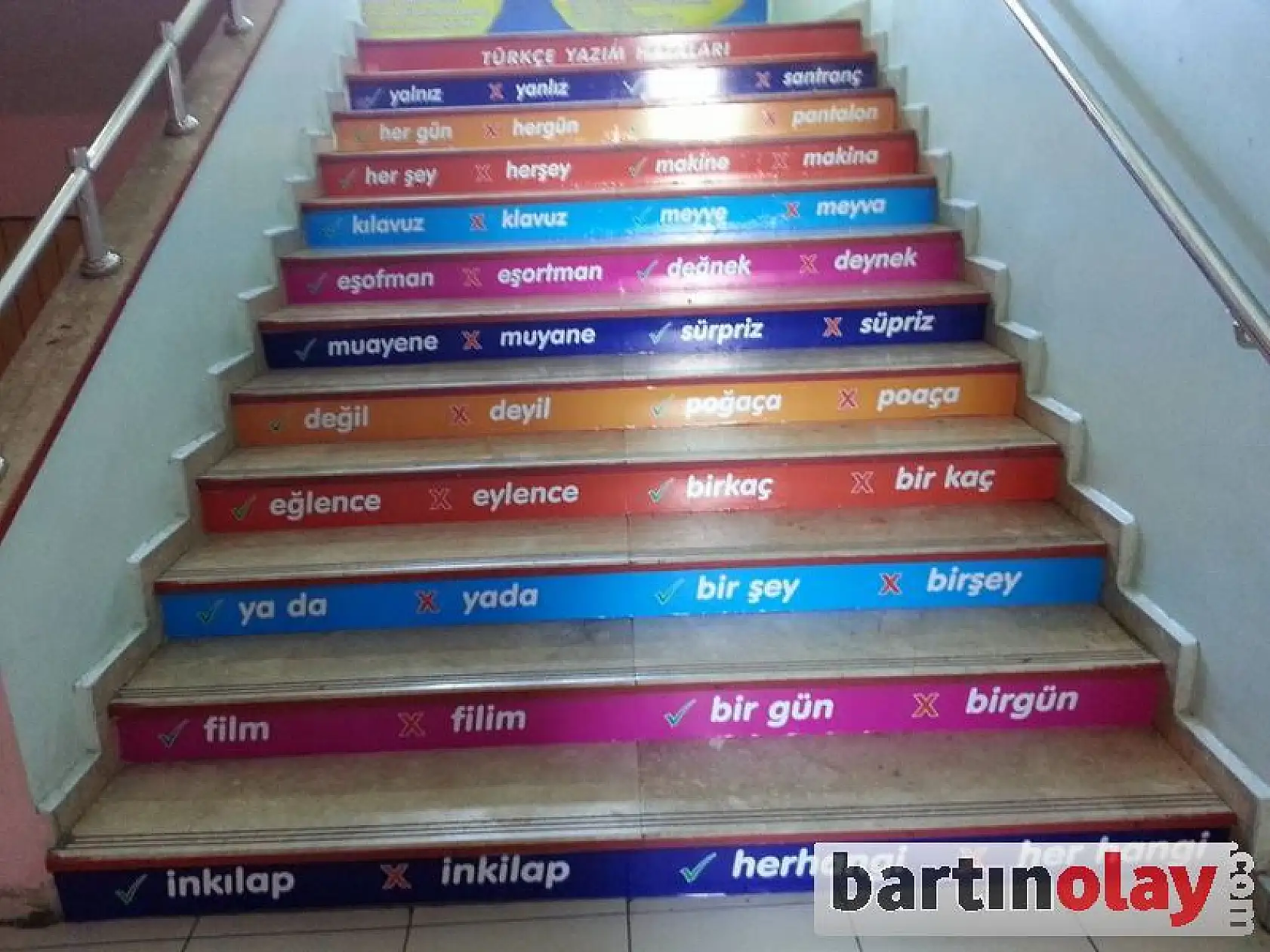 Okul Merdivenleri Bilgilerle Donatıldı