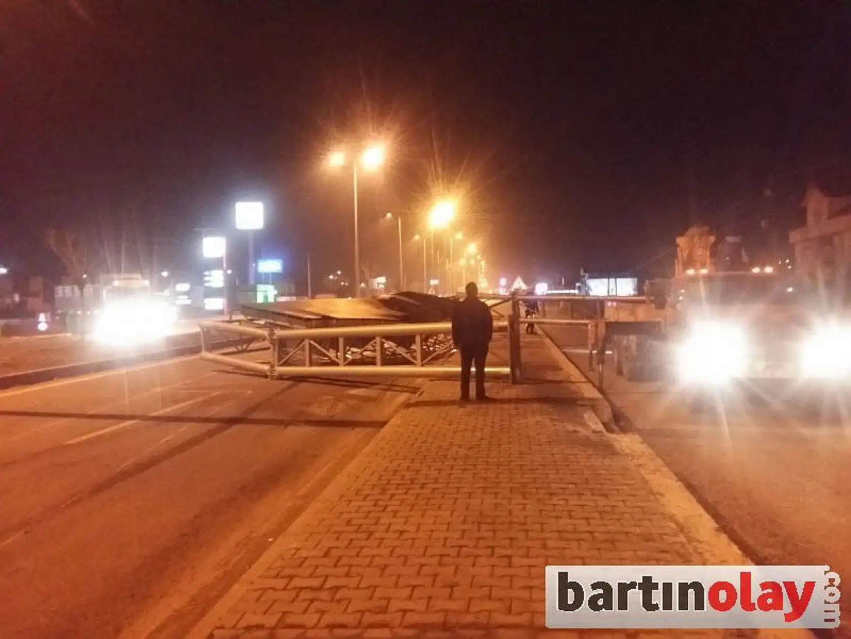 Açılan Kamyon damperi tabelayı devirdi