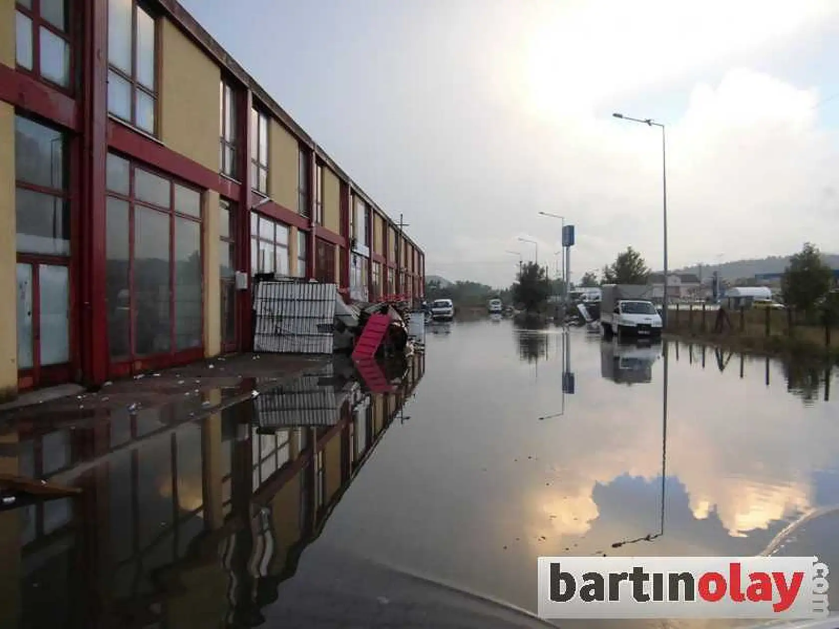 BARTIN'DA EV VE İŞYERLERİ SU ALTINDA KALDI