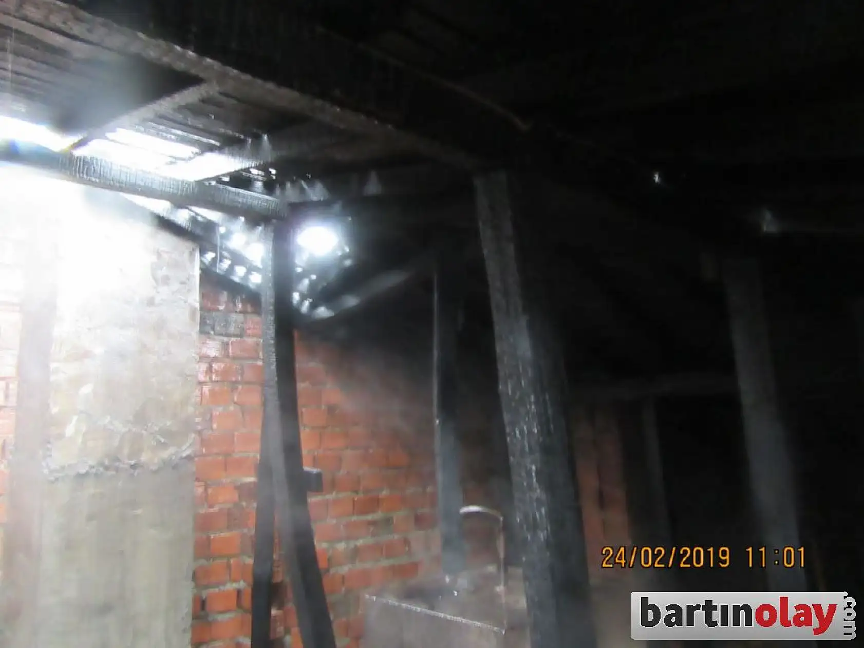 5 katlı binanın çatısında yangın