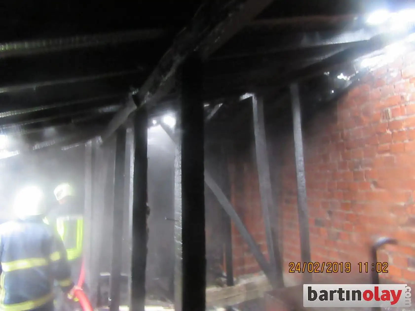 5 katlı binanın çatısında yangın