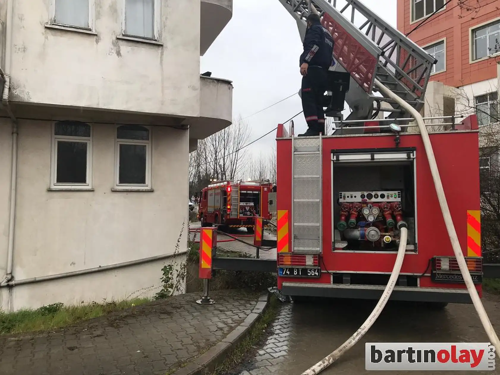 5 katlı binanın çatısında yangın