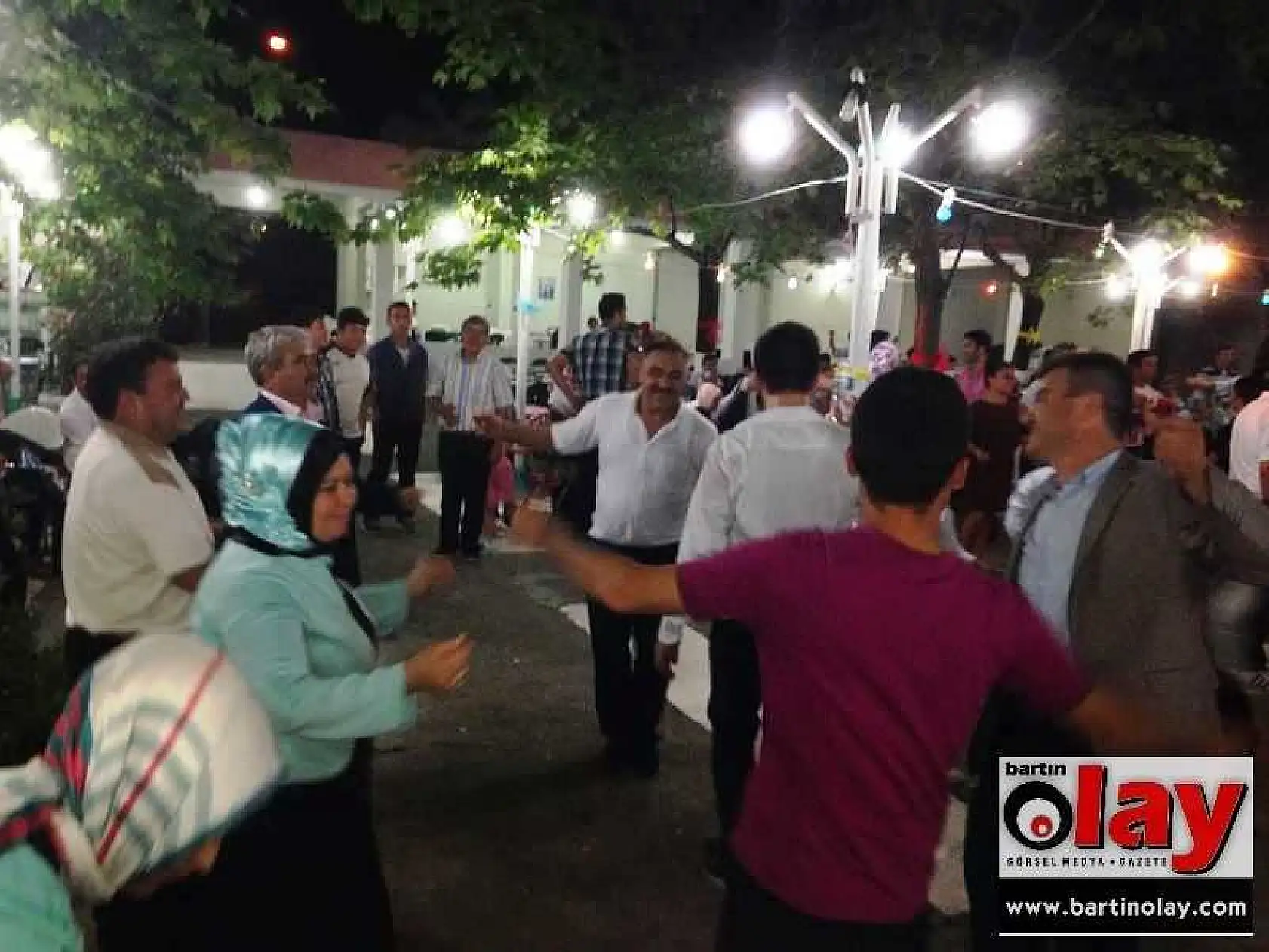 ALAN DAR GELİNCE DAMAT VE BABASI AĞAÇTA OYNADI