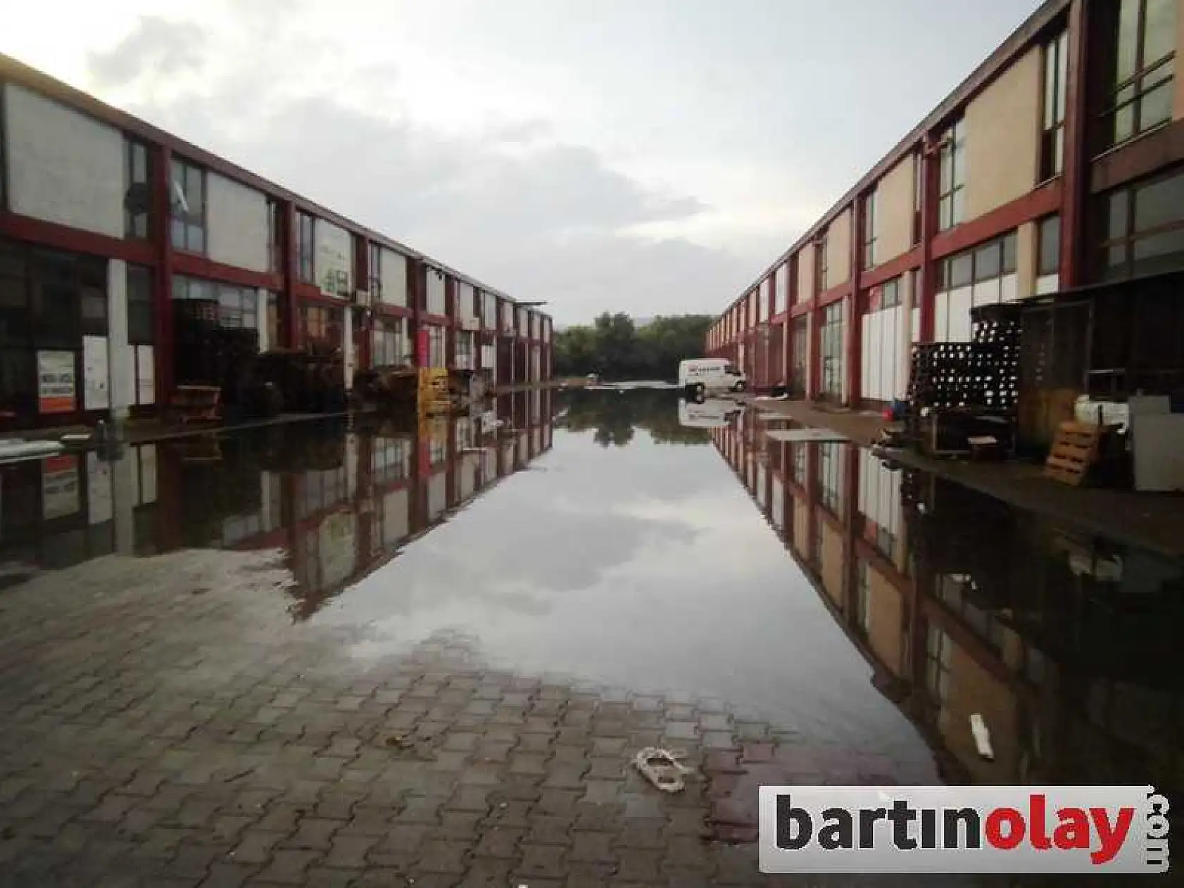 BARTIN'DA EV VE İŞYERLERİ SU ALTINDA KALDI