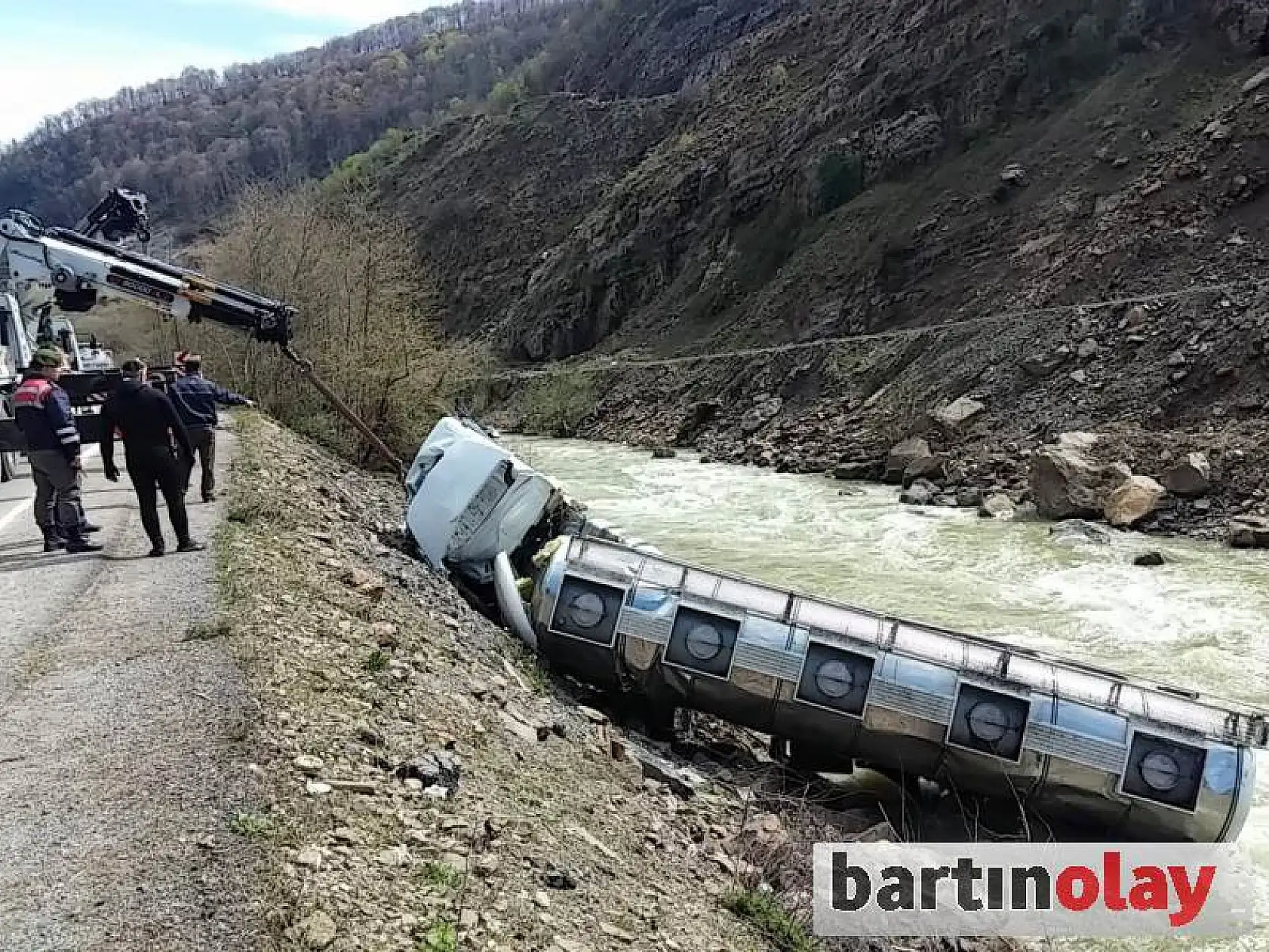 Irmağa uçan TIR böyle kurtarıldı