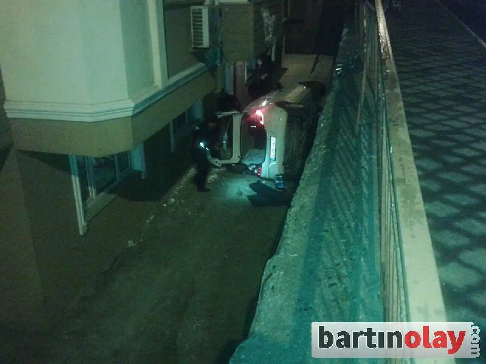 Otomobil Apartman boşluğuna uçtu