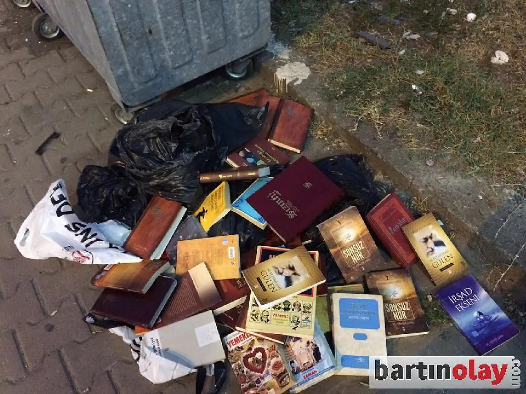 FETÖ'nün kitapları çöpe bırakıldı