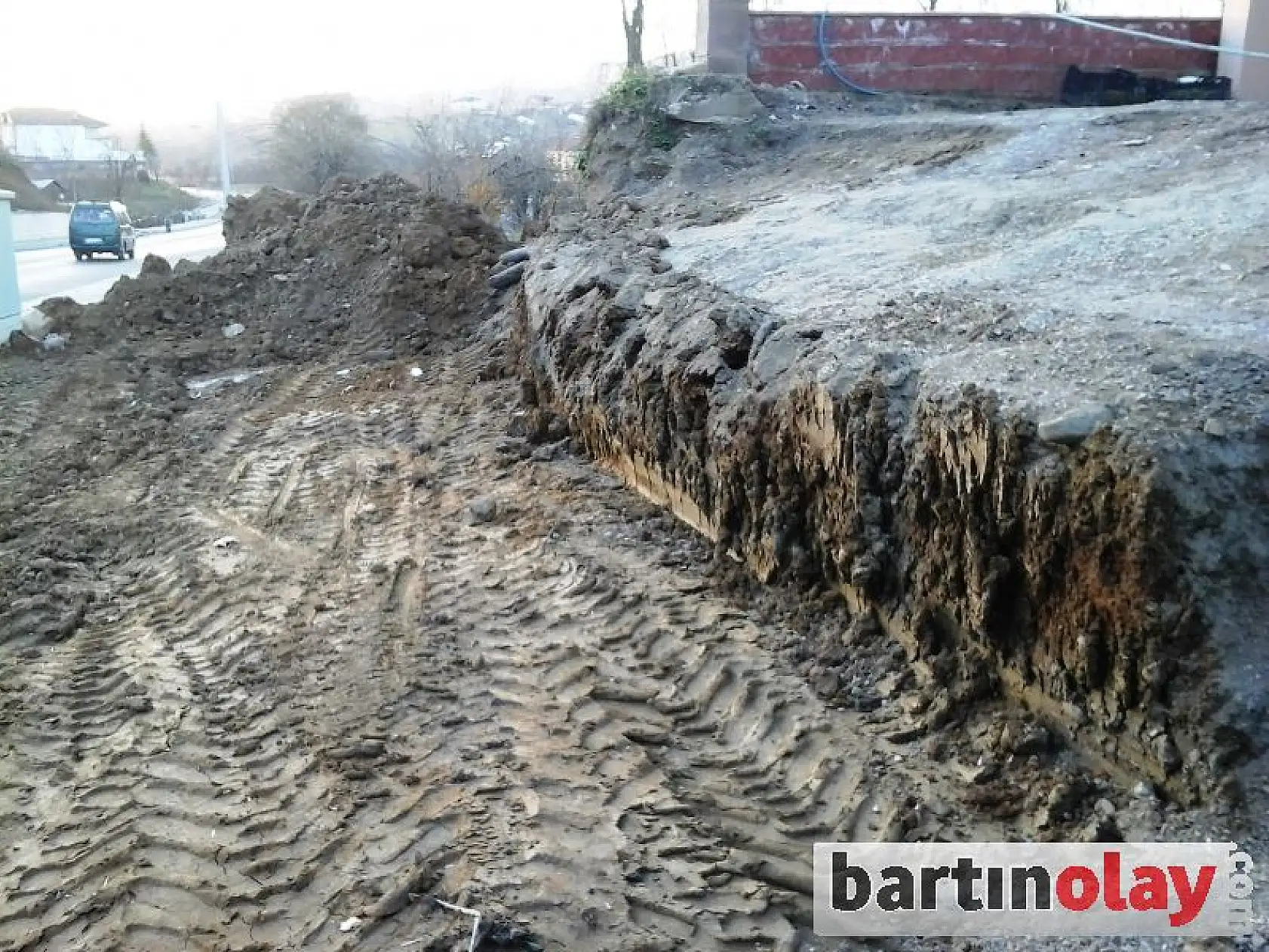 Yol nedeniyle evinin girişi kapandı