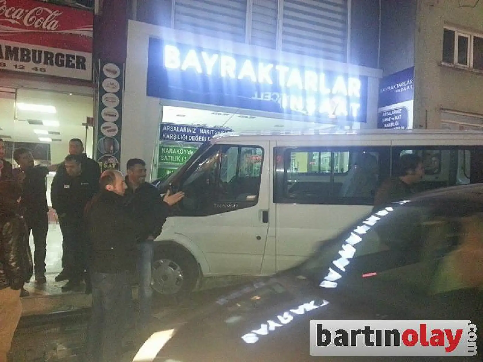 Minibüs iş yerine çarptı