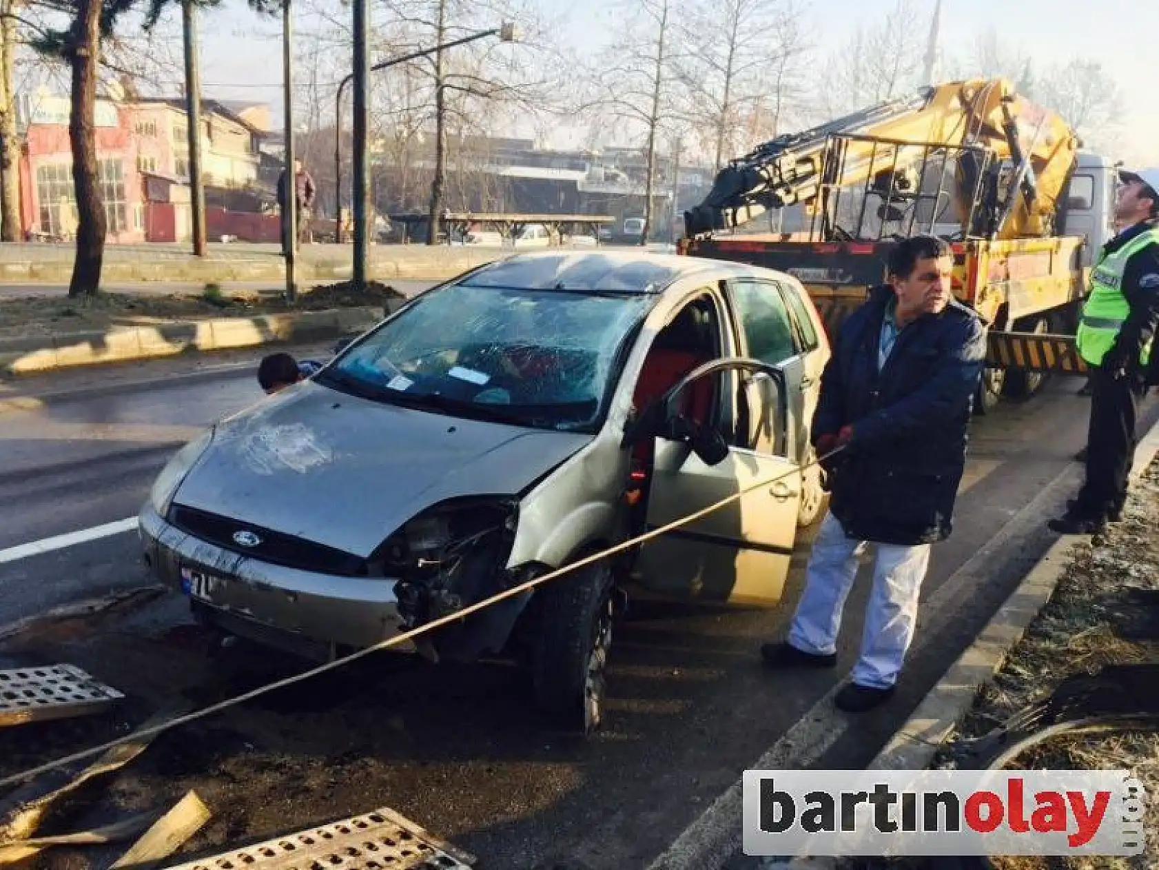 Otomobil buz tutan yolda takla attı