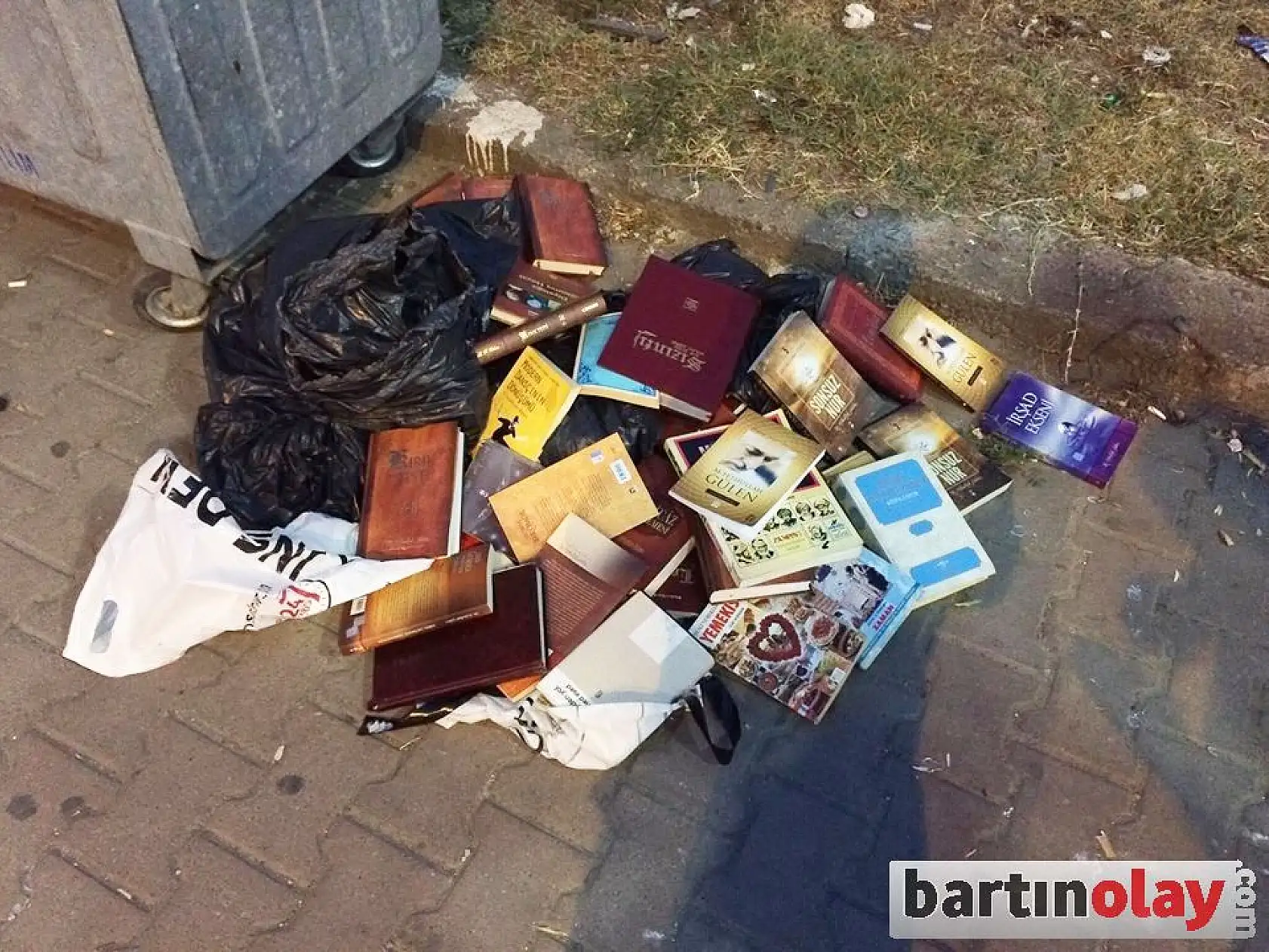 FETÖ'nün kitapları çöpe bırakıldı