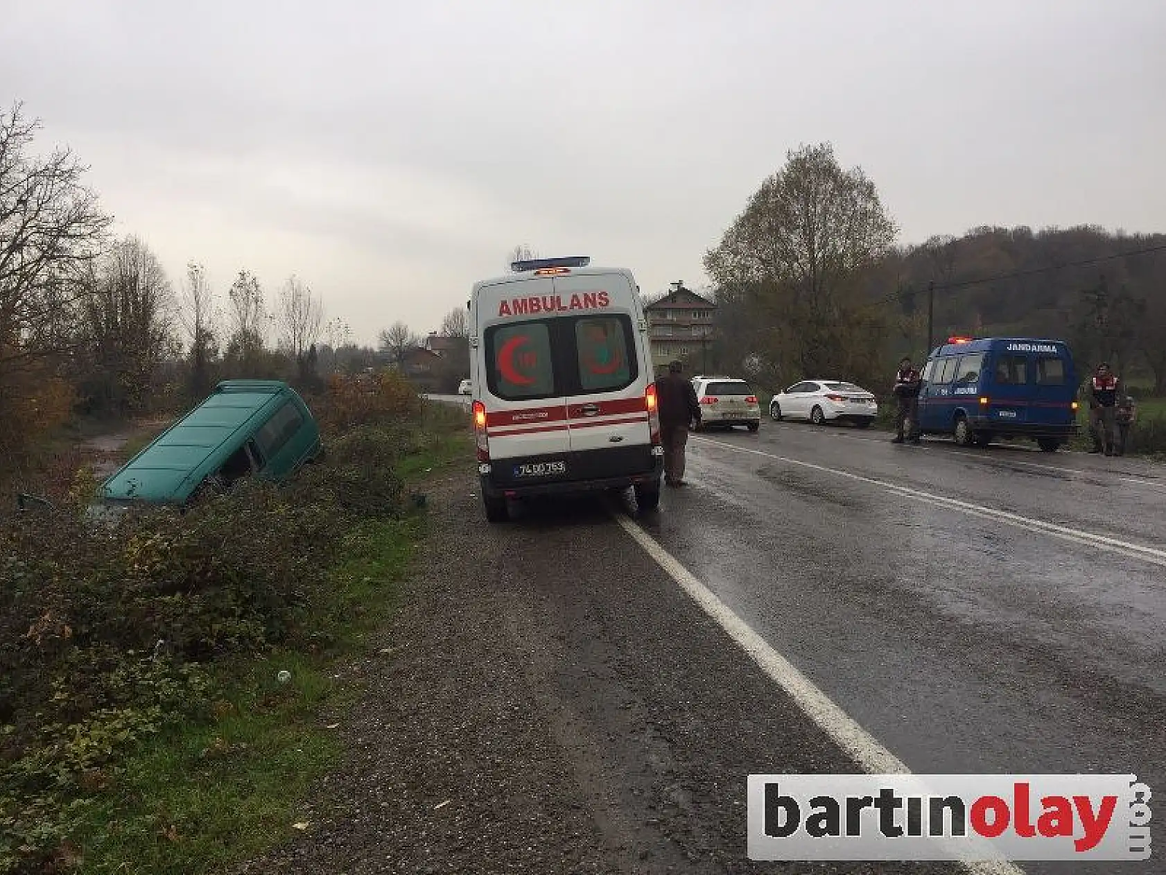 Minibüs ile tır çarpıştı: 2 yaralı